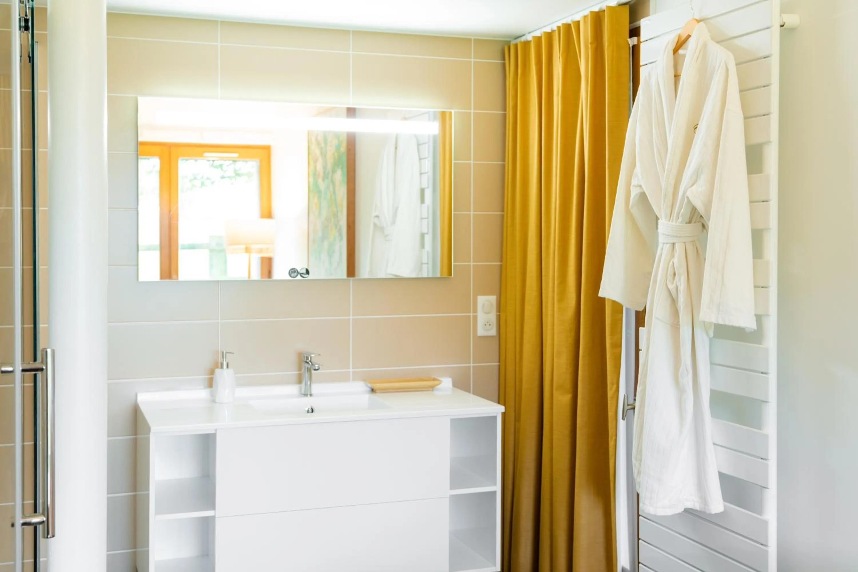 Shower in Le Manoir du Lys, The Originals Relais