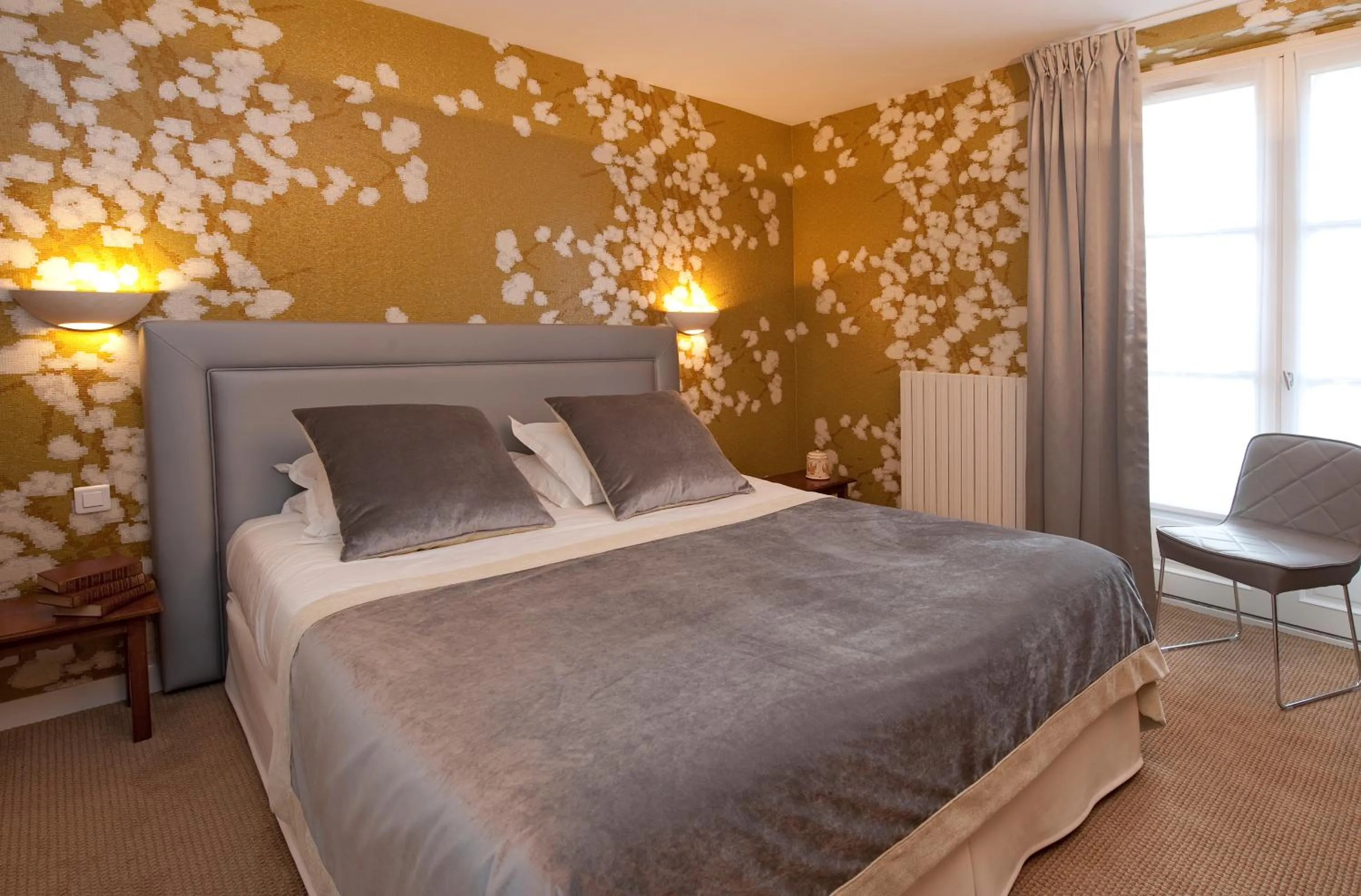 Photo of the whole room, Bed in Le Manoir du Lys, The Originals Relais