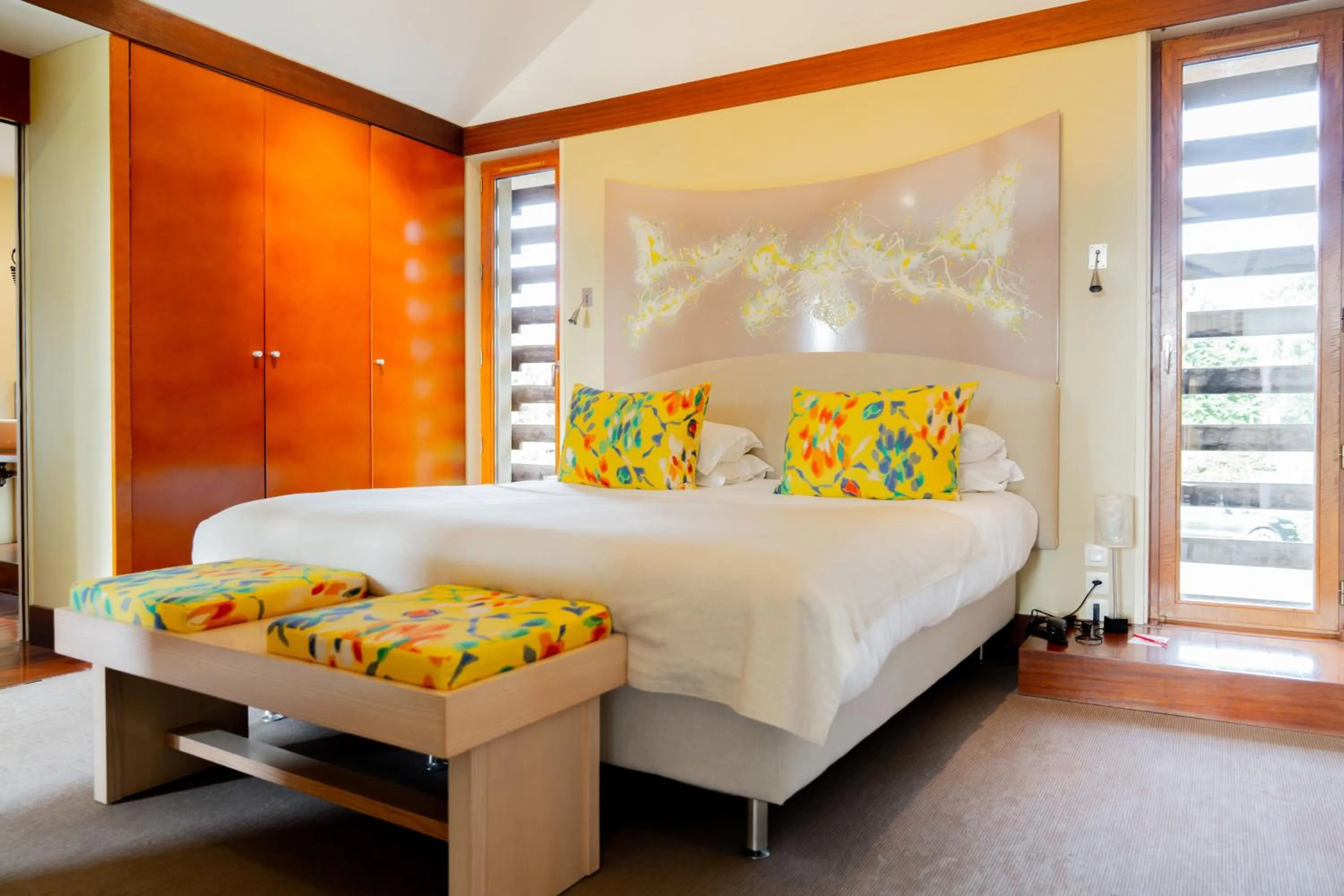 Bed in Le Manoir du Lys, The Originals Relais