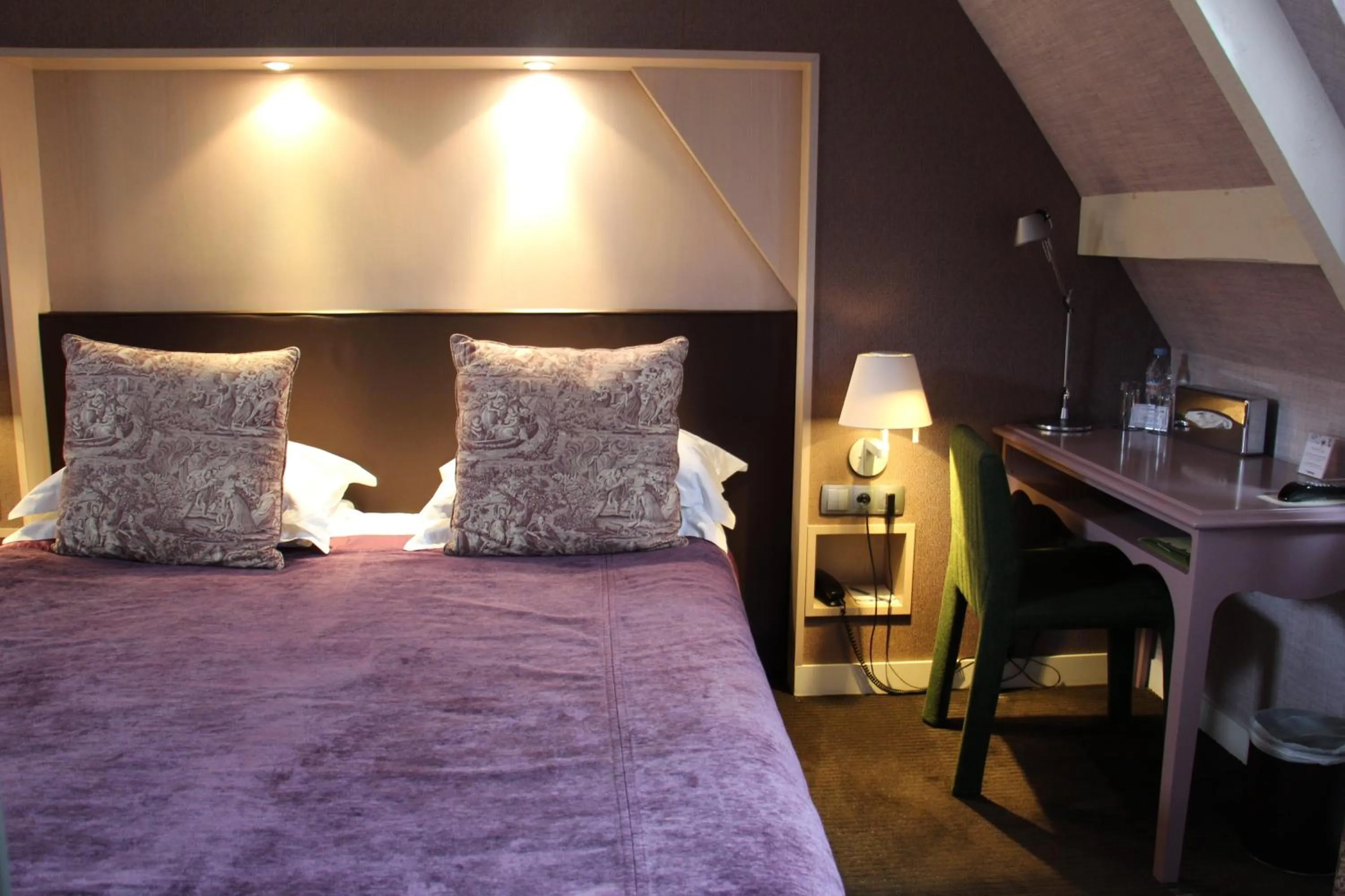 Property building, Bed in Le Manoir du Lys, The Originals Relais