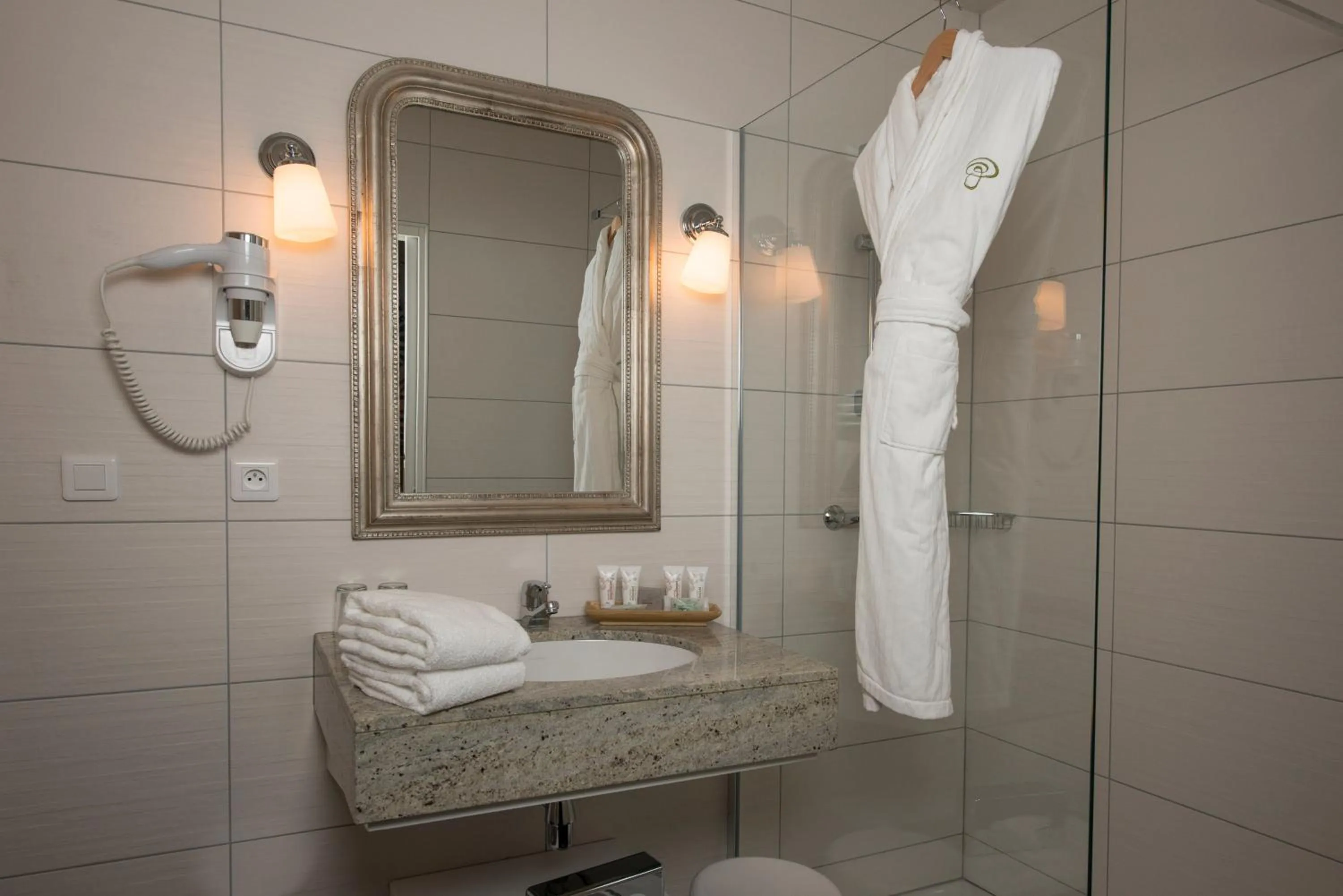 Shower in Le Manoir du Lys, The Originals Relais