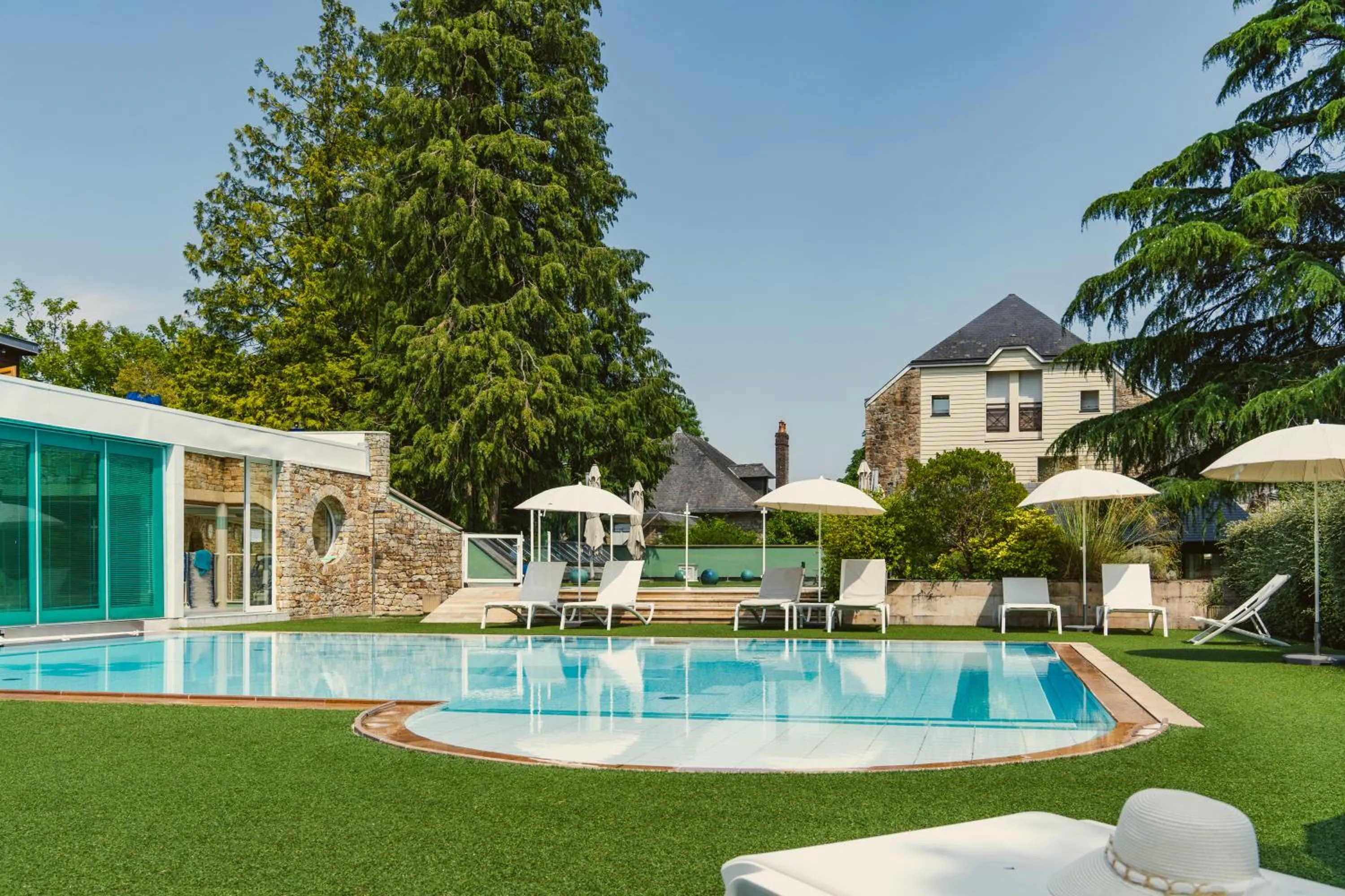 Swimming pool in Le Manoir du Lys, The Originals Relais
