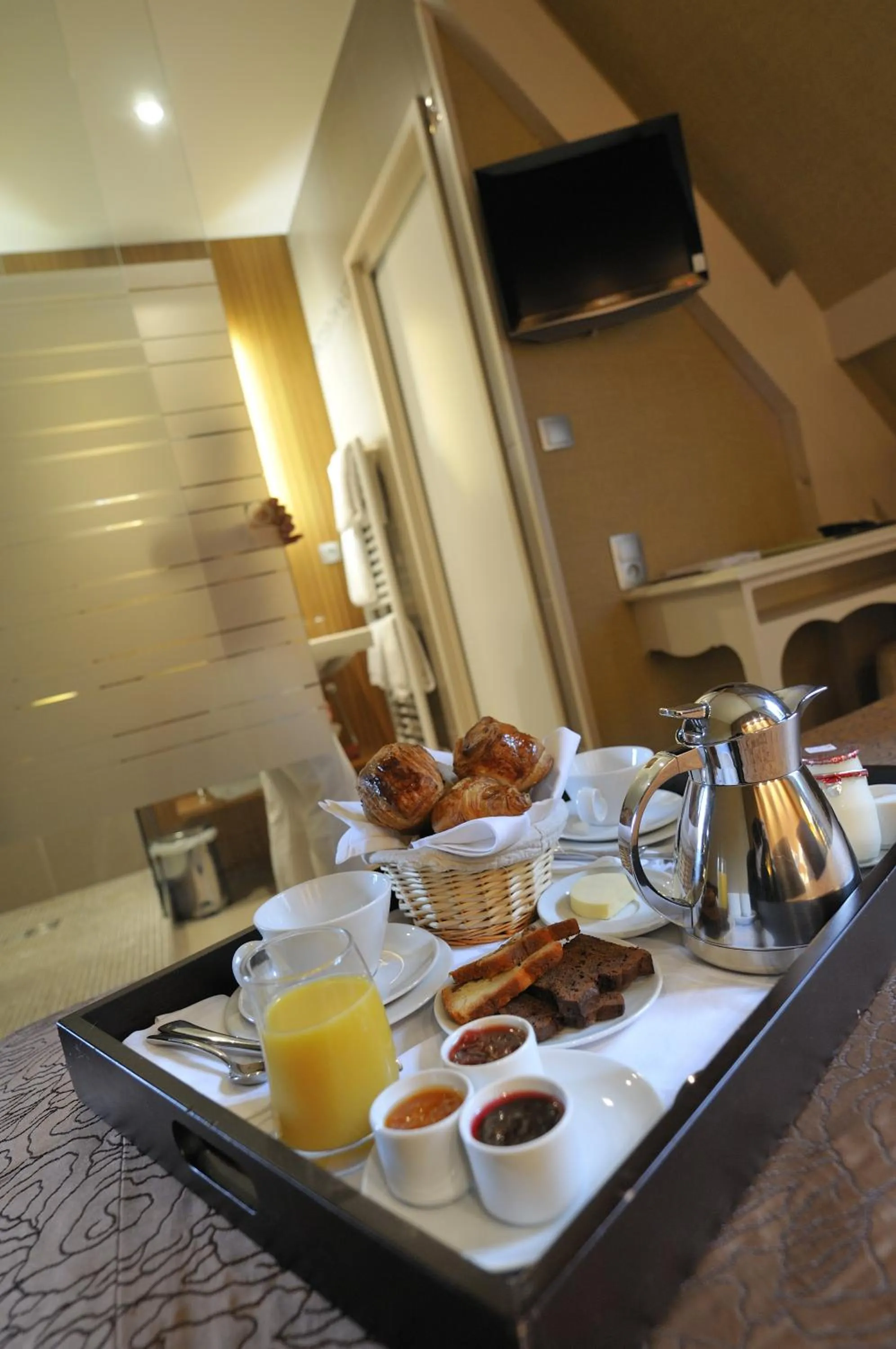 Breakfast in Le Manoir du Lys, The Originals Relais