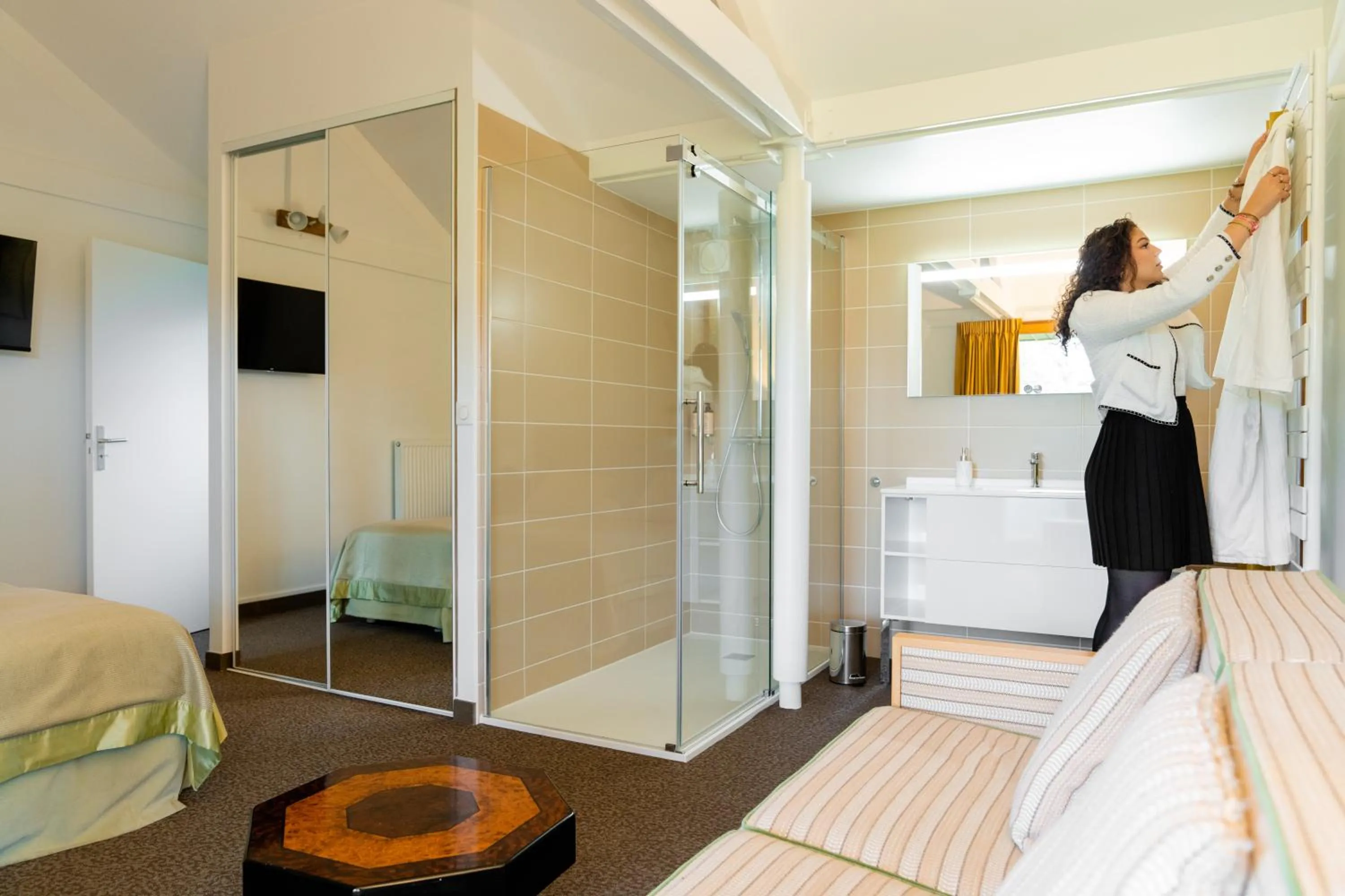 Bathroom, Bed in Le Manoir du Lys, The Originals Relais