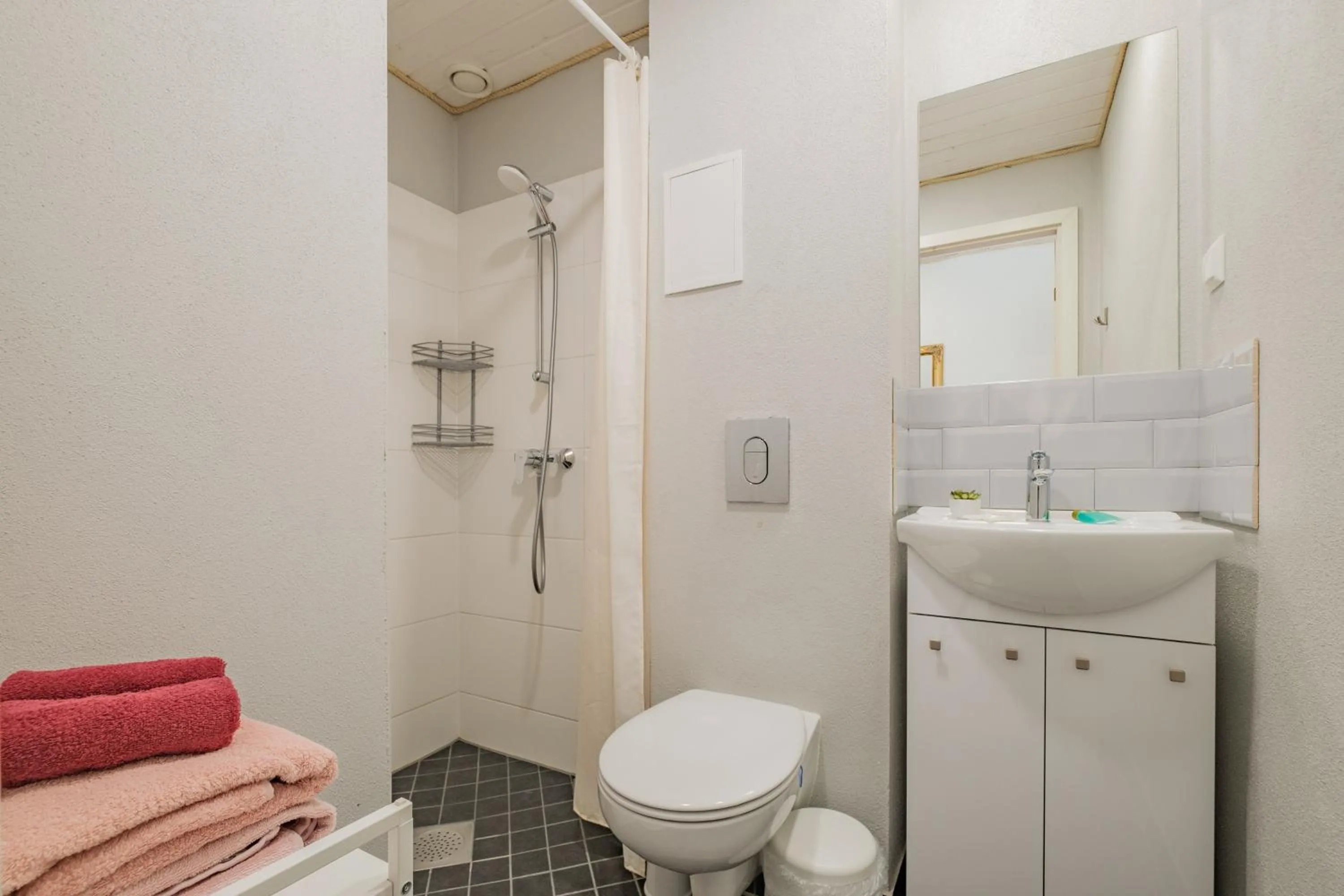 Shower in Filosoofi 1 Studio Apartments