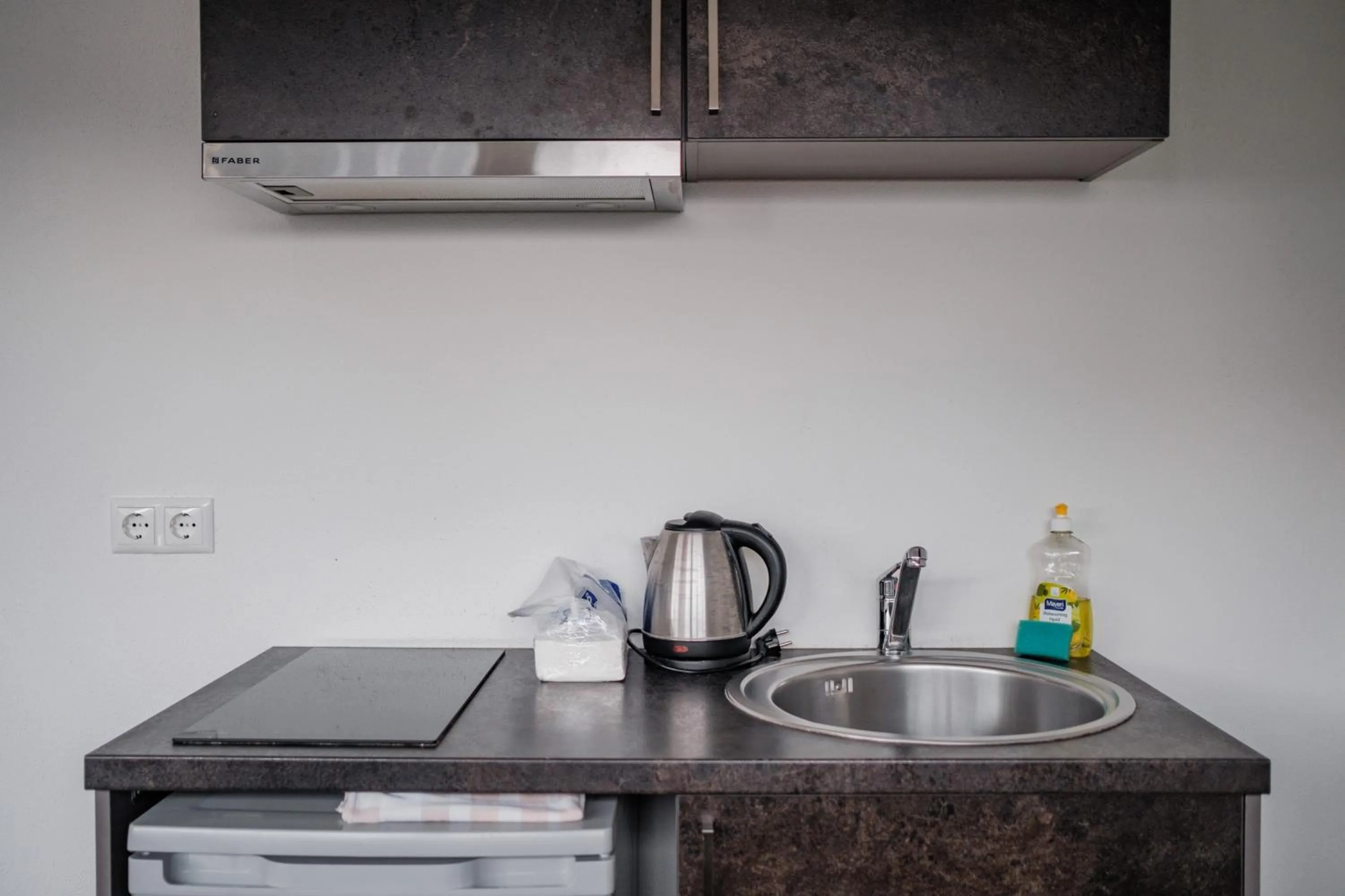 Coffee/tea facilities in Filosoofi 1 Studio Apartments