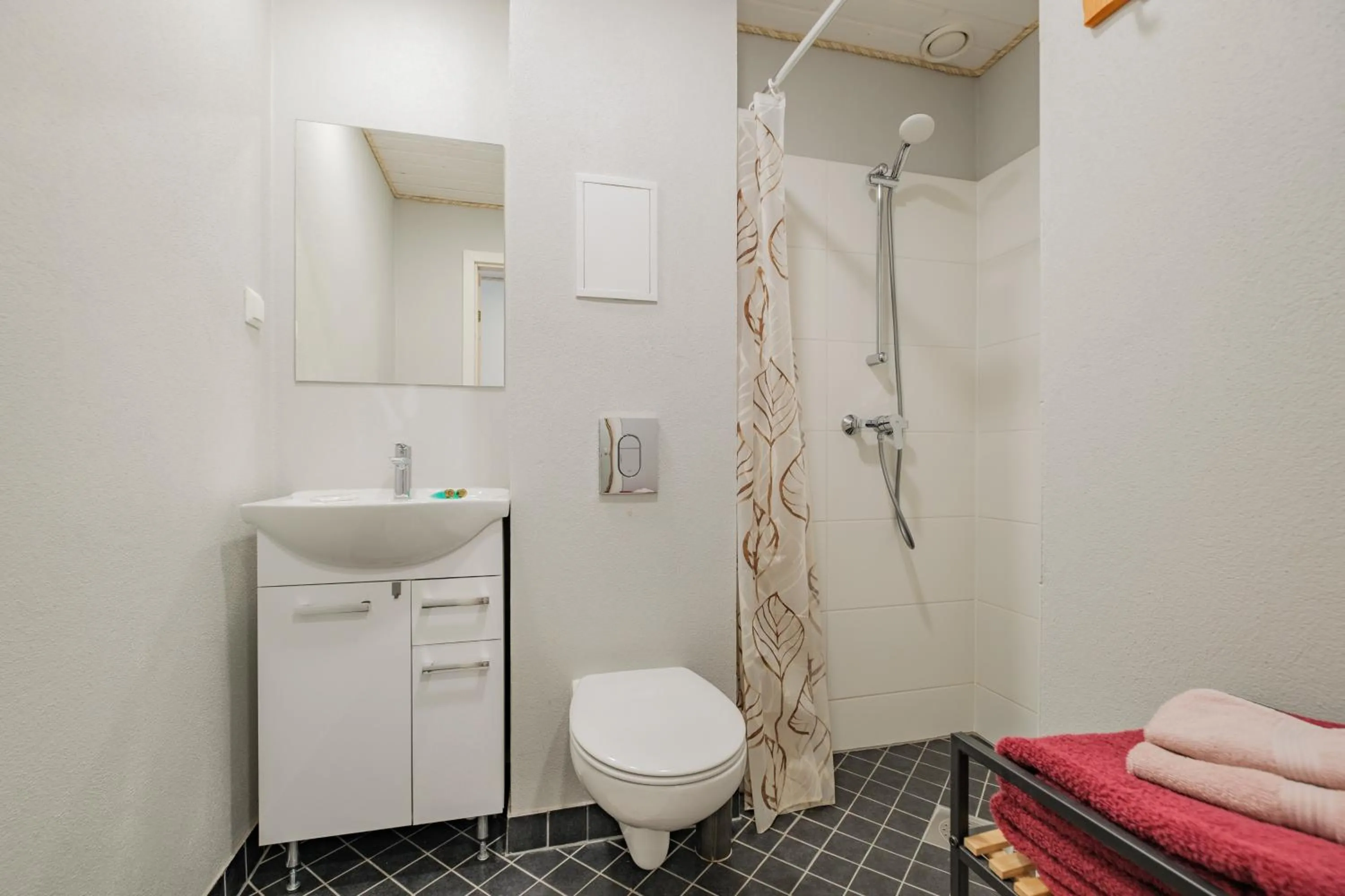 Shower in Filosoofi 1 Studio Apartments