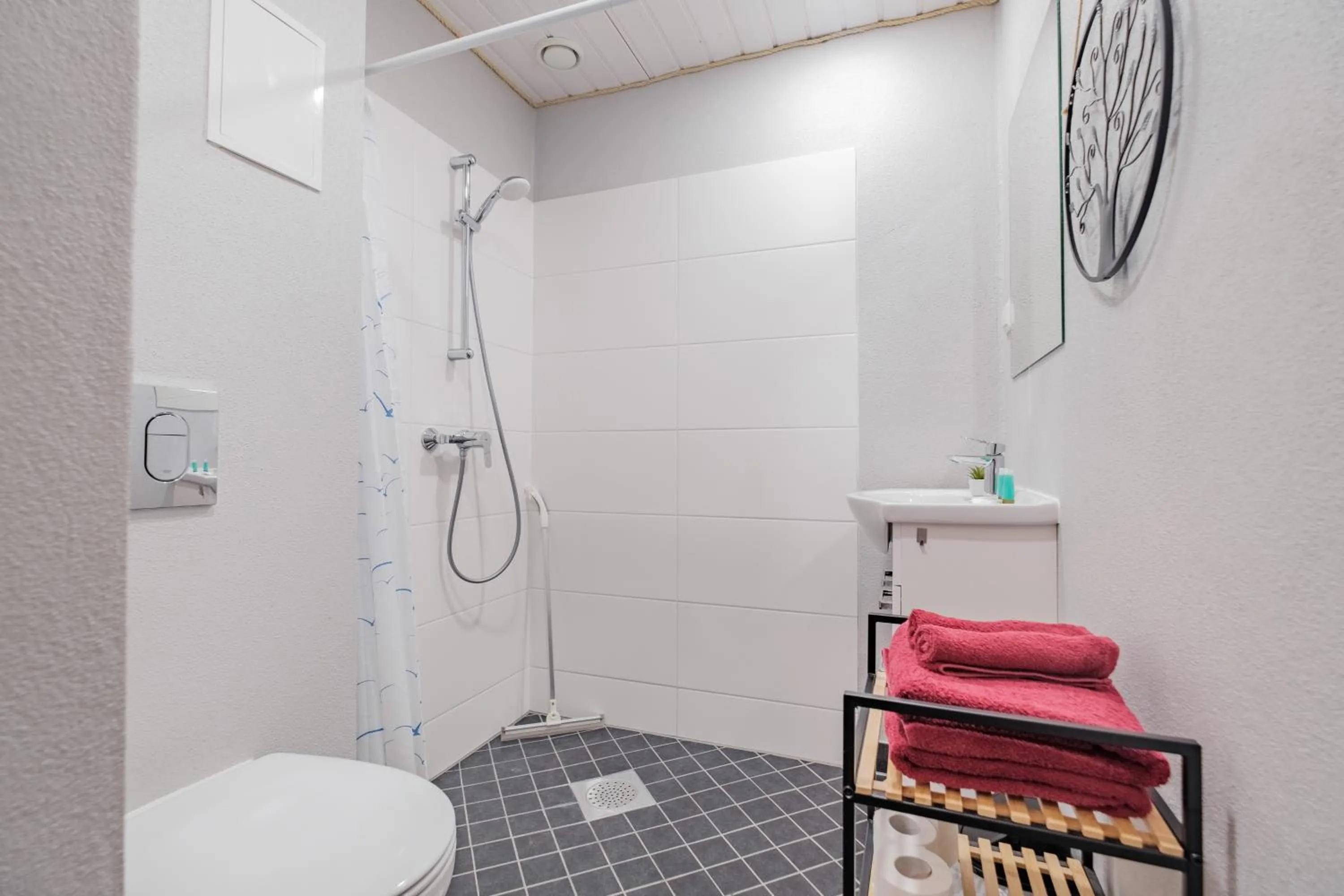 Shower in Filosoofi 1 Studio Apartments