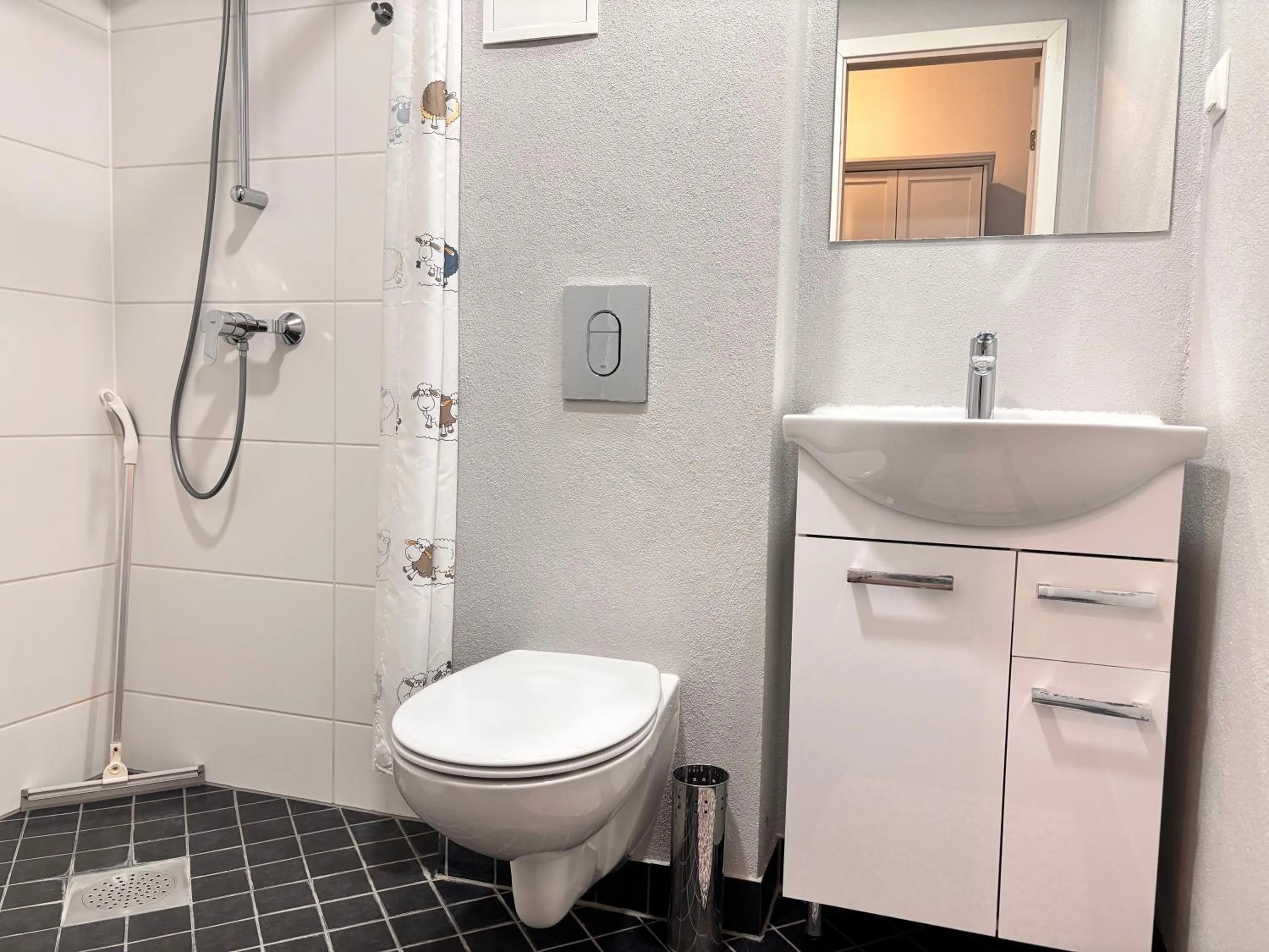 Shower in Filosoofi 1 Studio Apartments