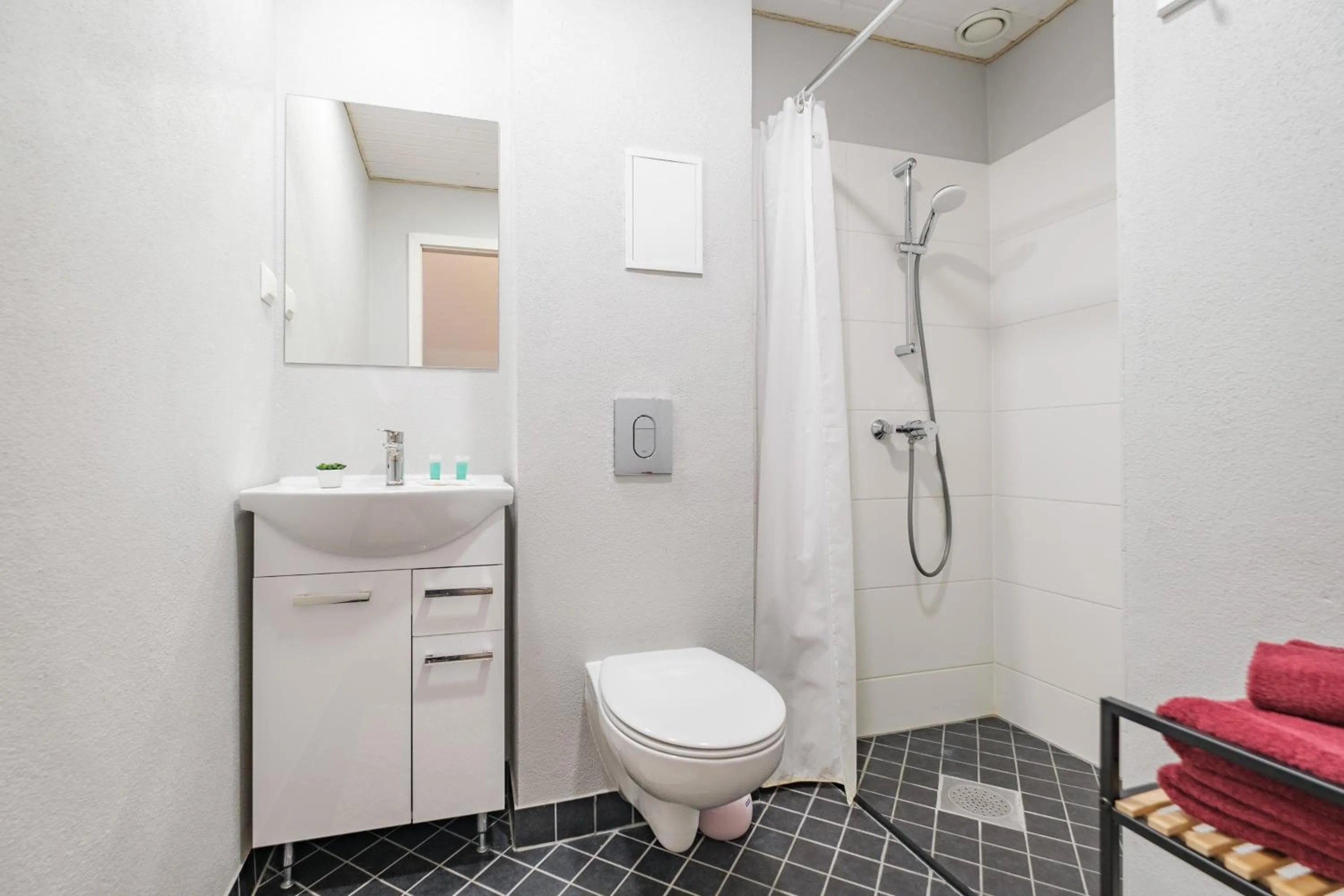 Shower in Filosoofi 1 Studio Apartments