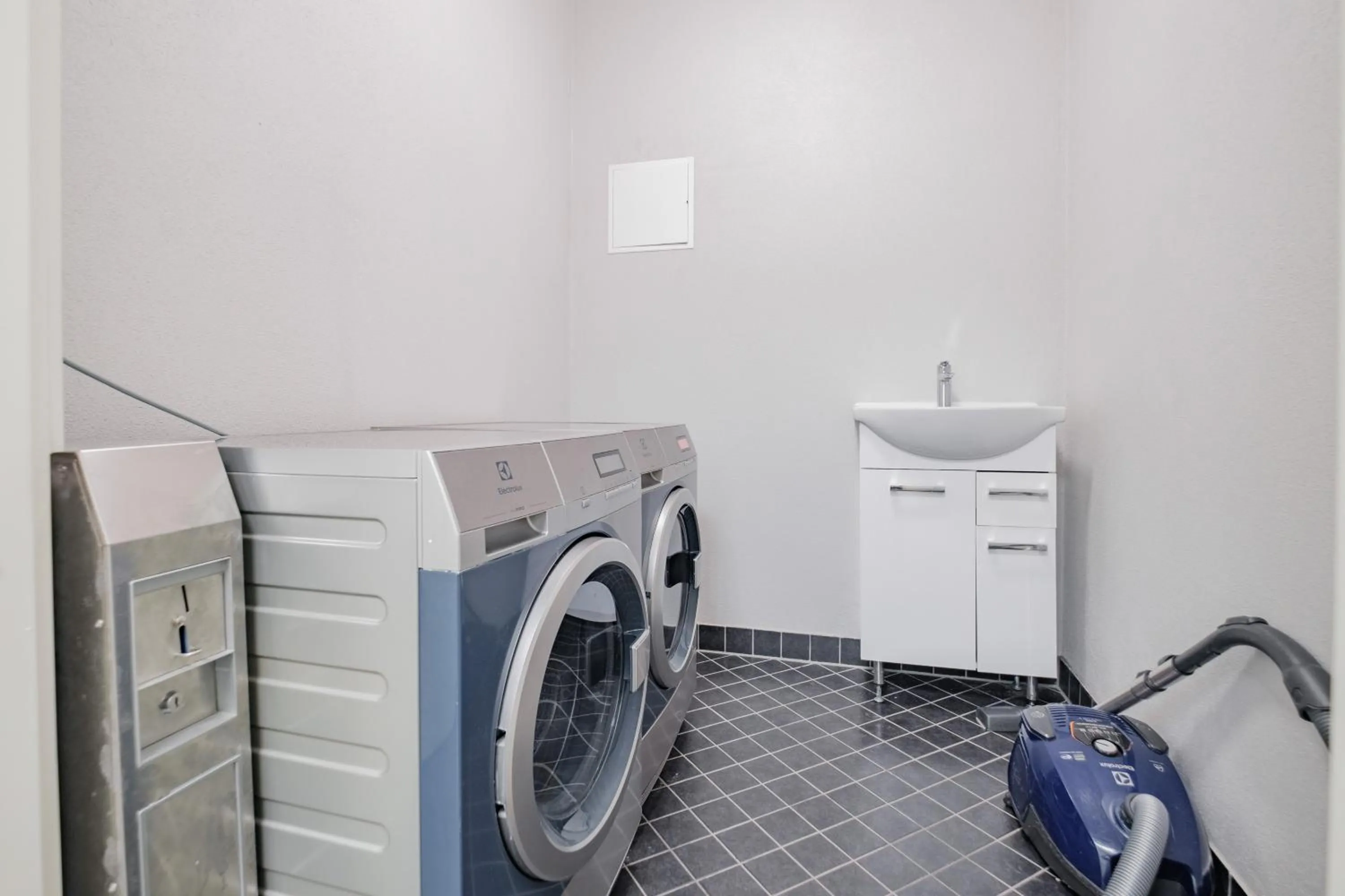 washing machine in Filosoofi 1 Studio Apartments