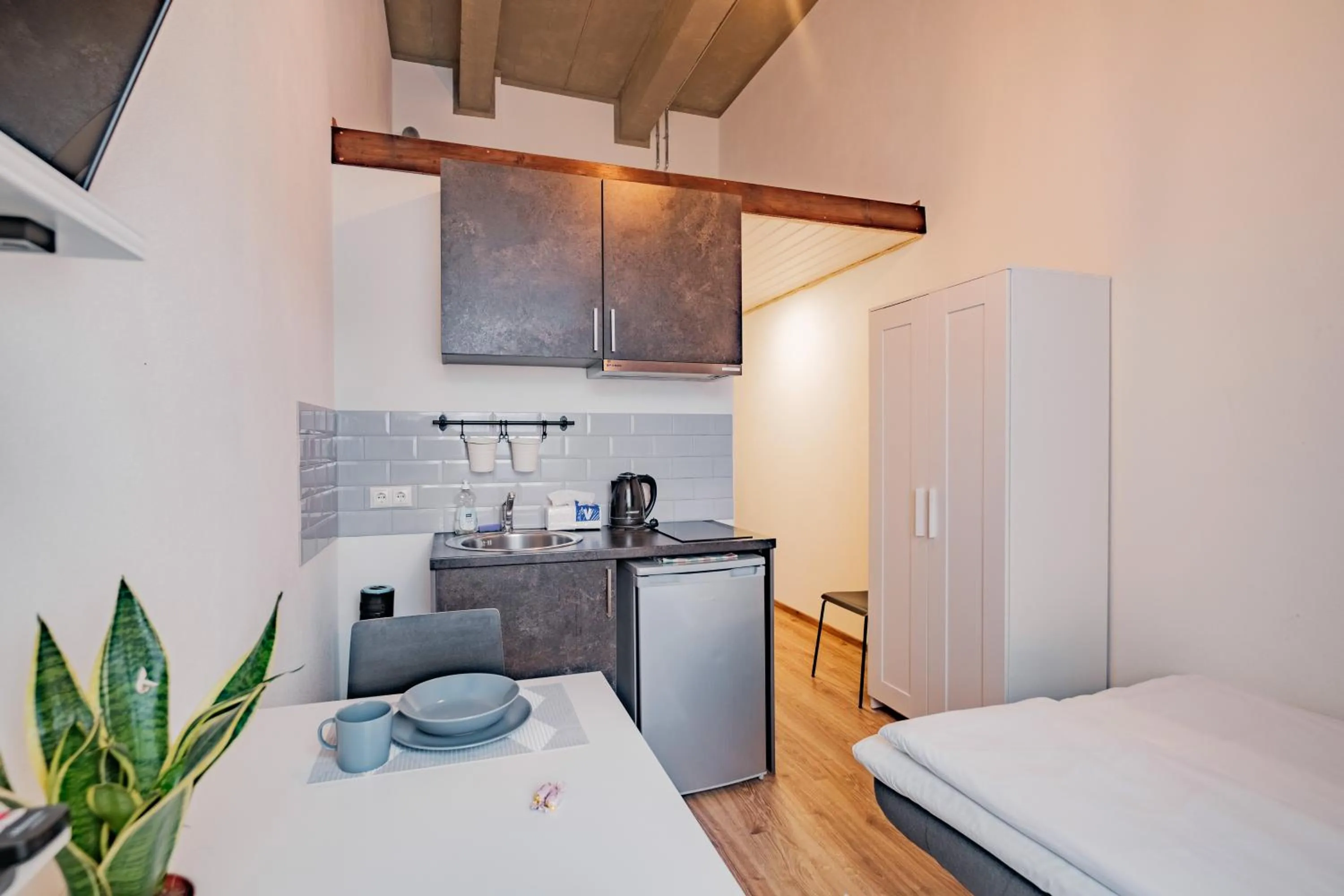 Kitchen or kitchenette, Bed in Filosoofi 1 Studio Apartments
