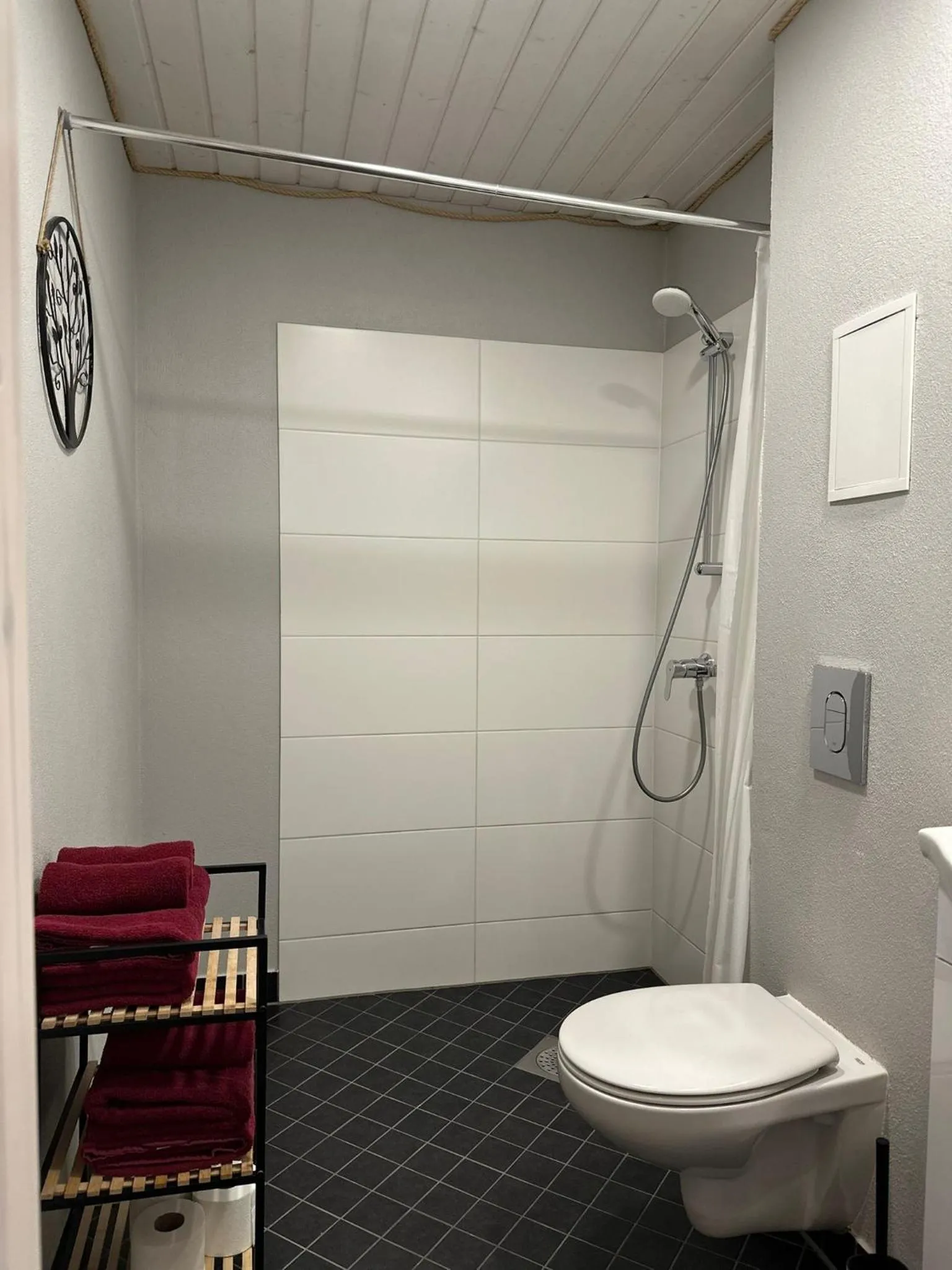 Shower in Filosoofi 1 Studio Apartments