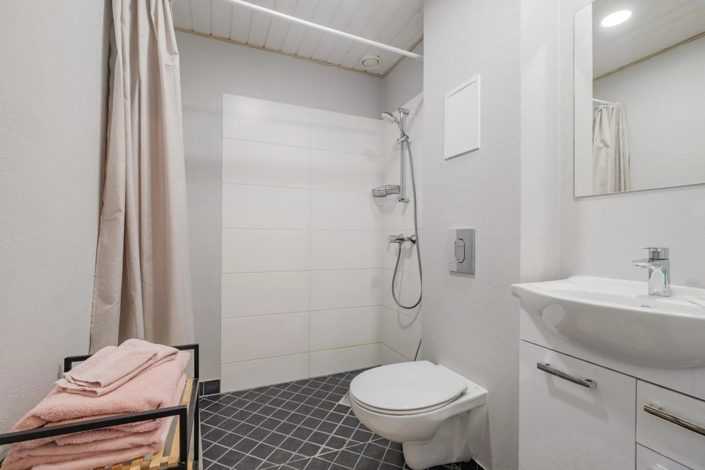 Shower in Filosoofi 1 Studio Apartments