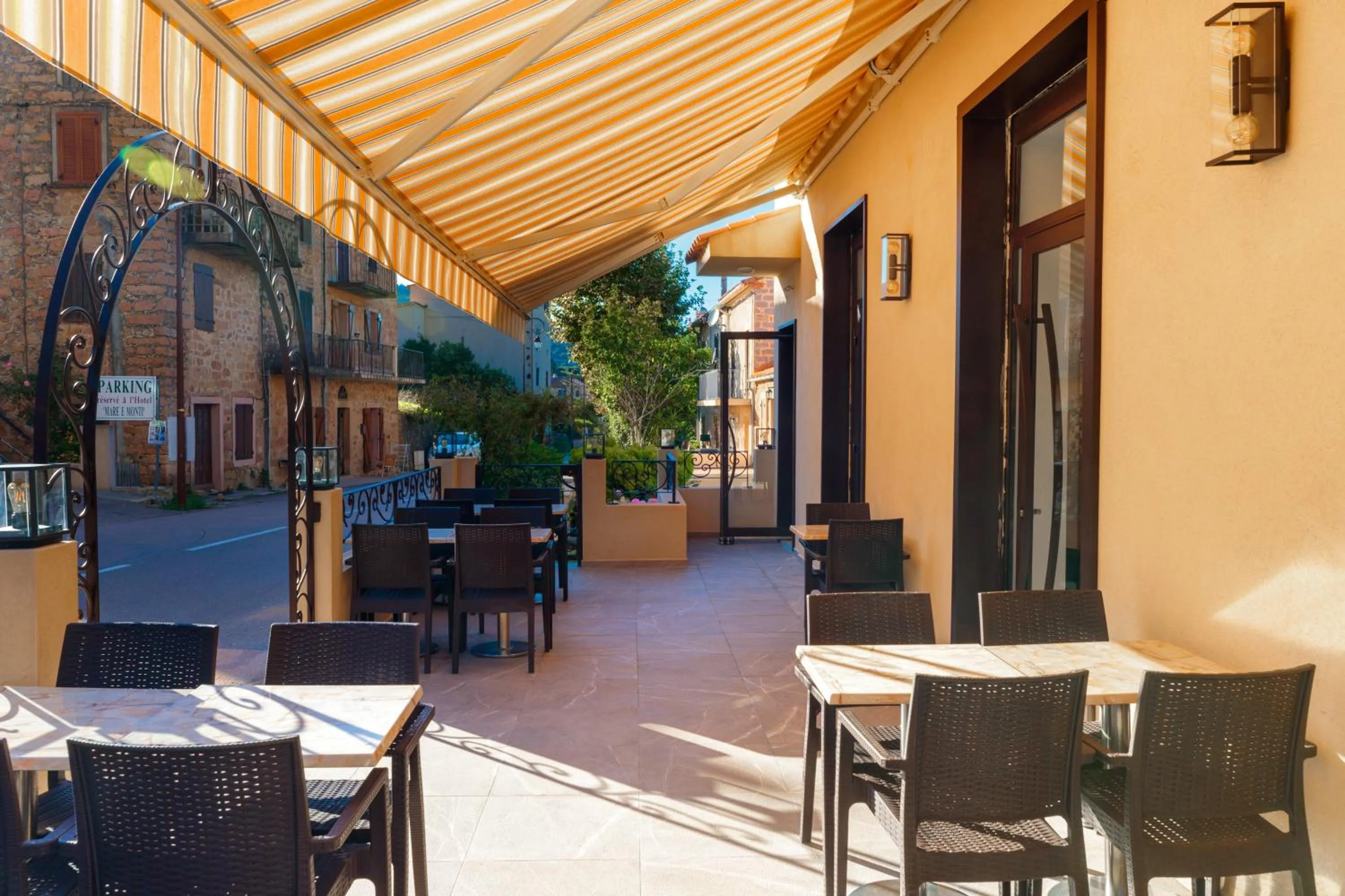Patio in Hôtel Mare E Monti