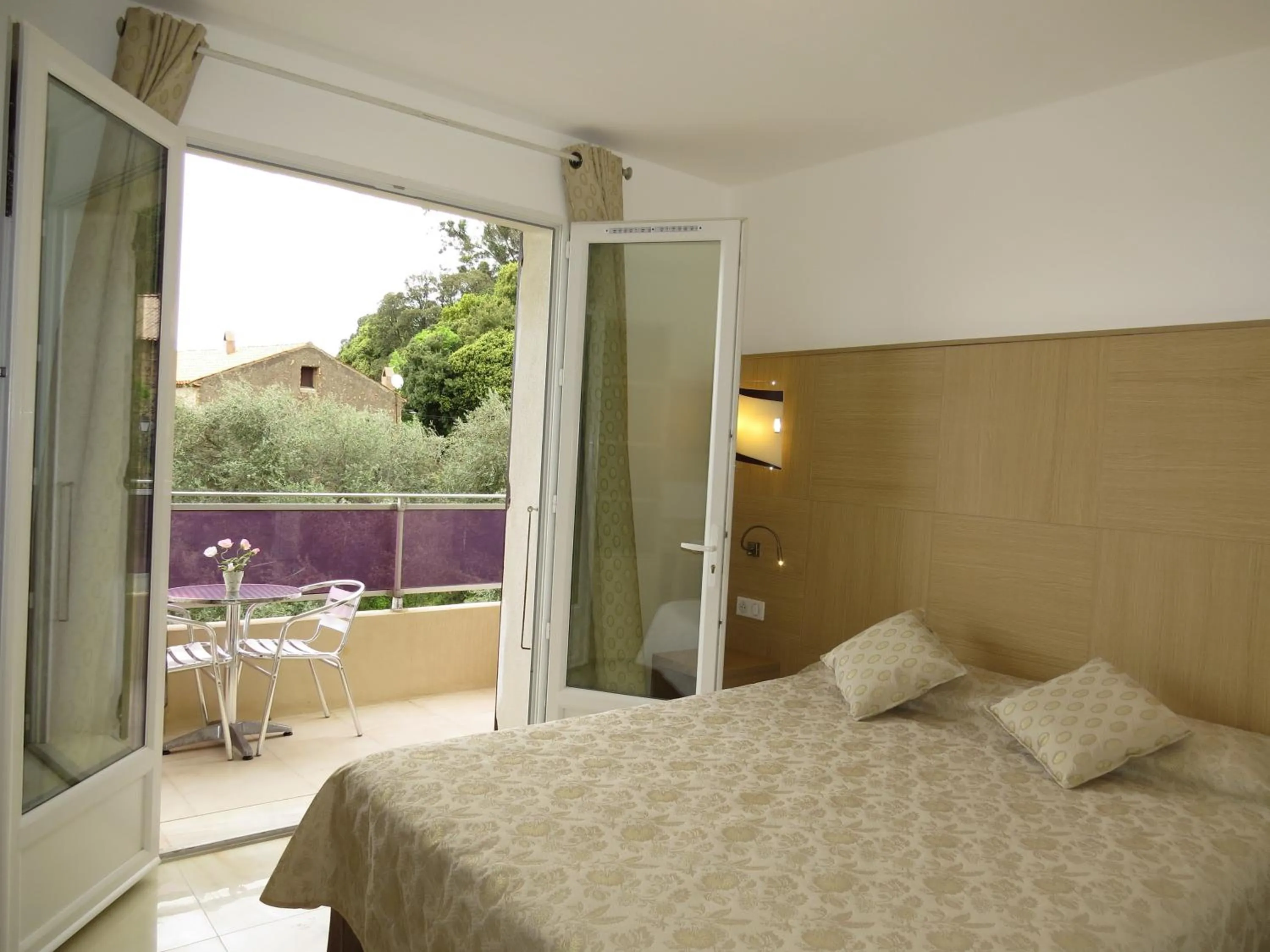 Bedroom, Bed in Hôtel Mare E Monti