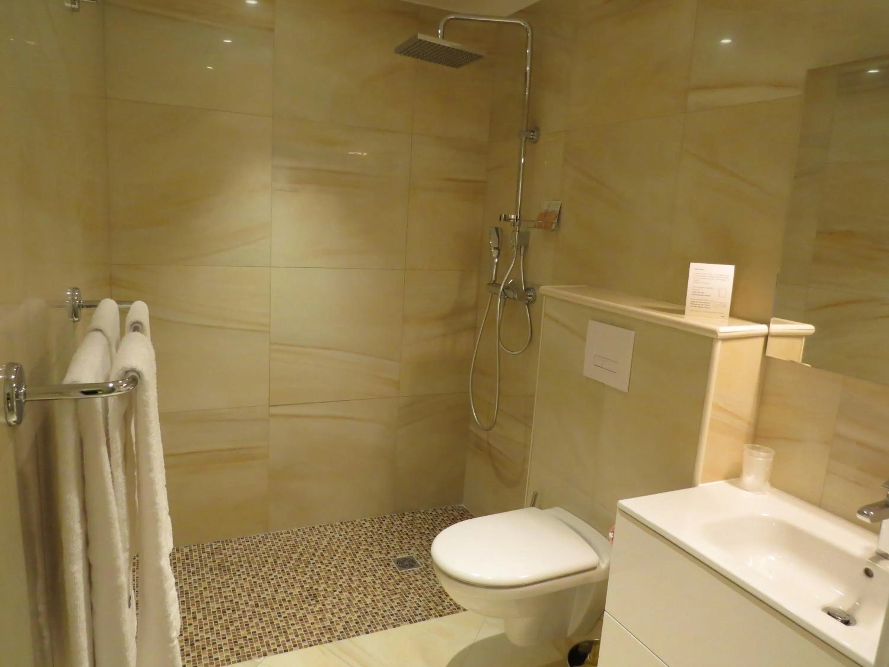 Bathroom in Hôtel Mare E Monti