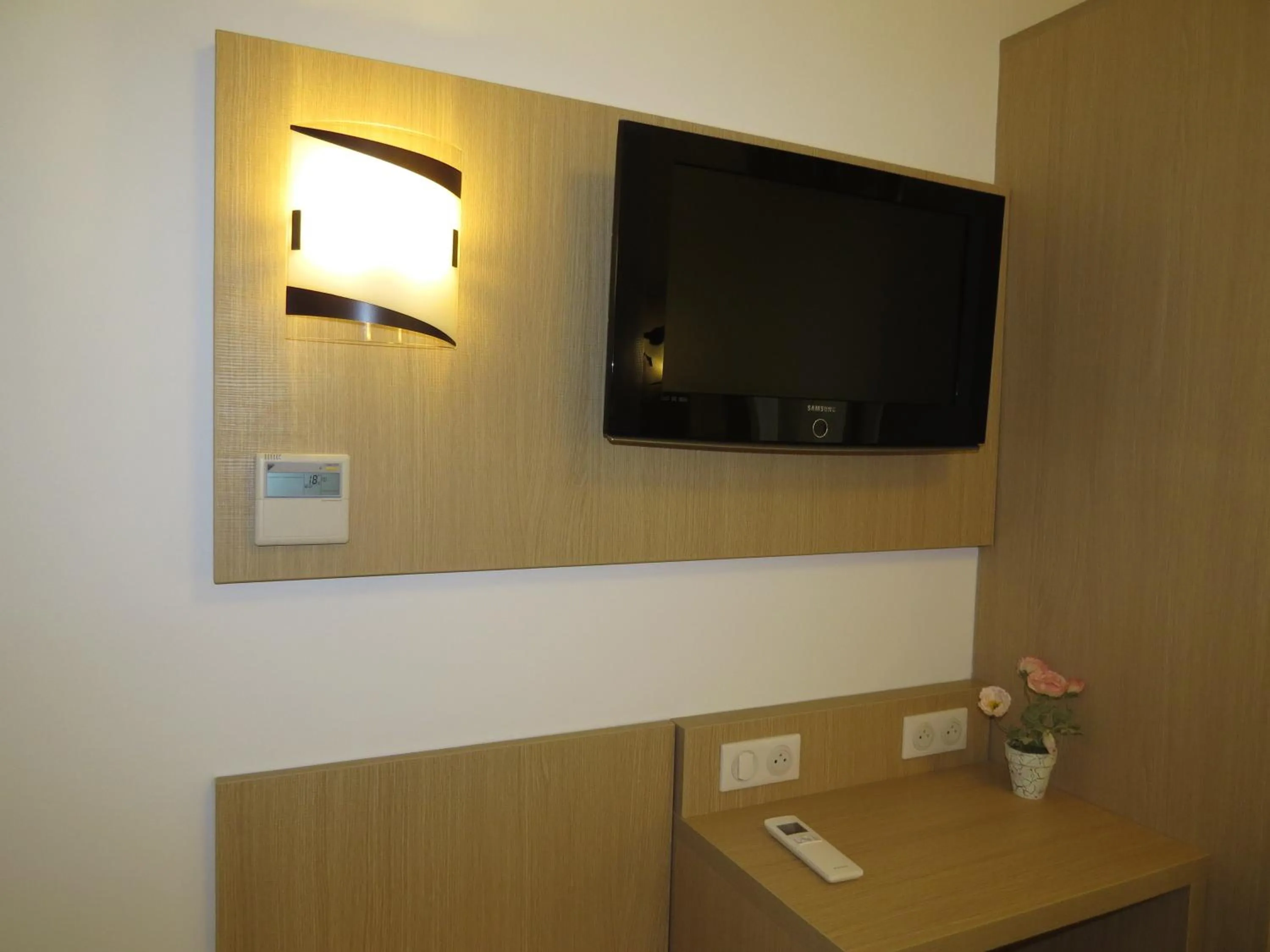 TV and multimedia in Hôtel Mare E Monti