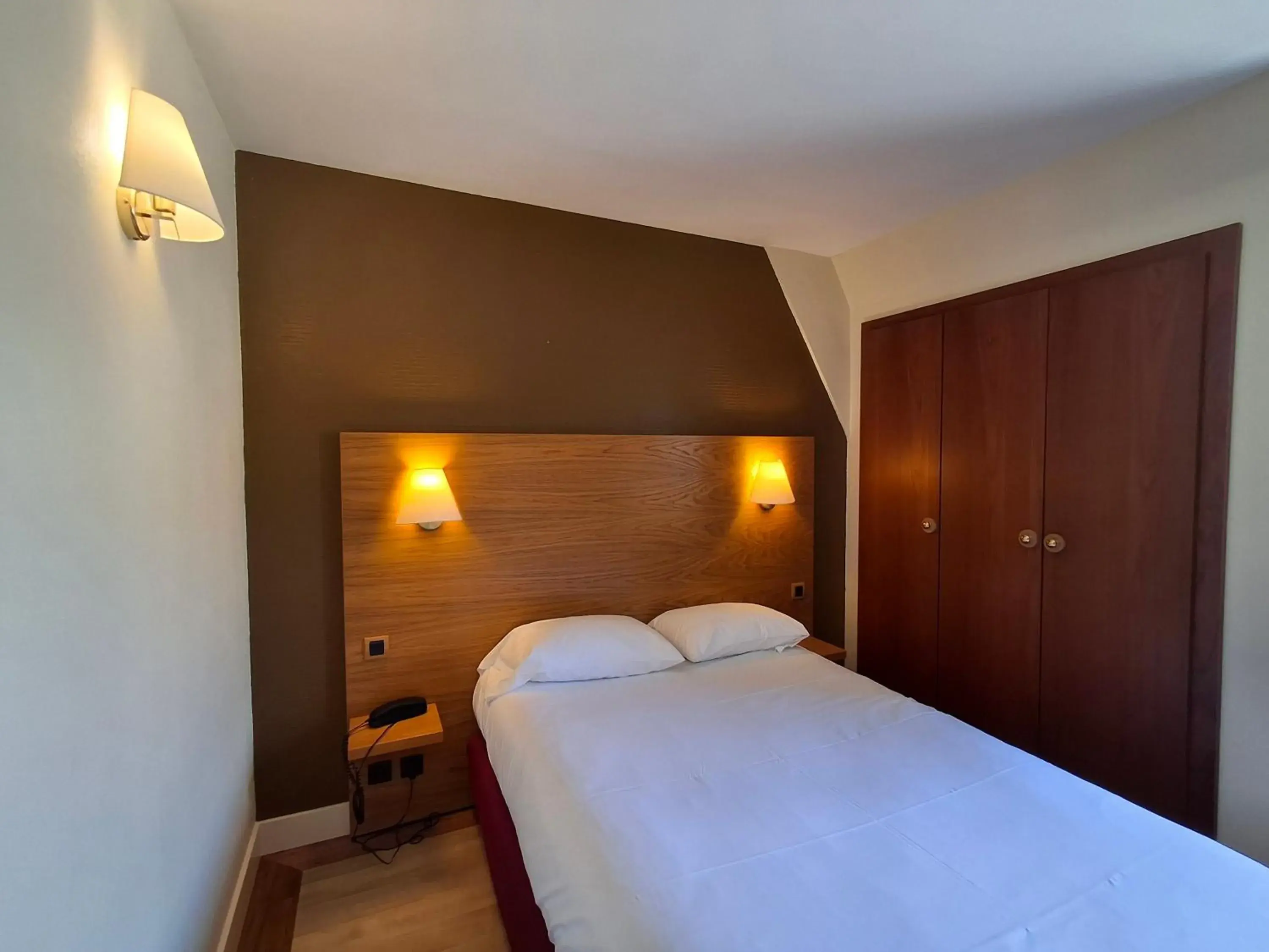 Small Double Room - single occupancy in Hôtel Tour Maje Small Double Room - single occupancy in Hôtel Tour Maje