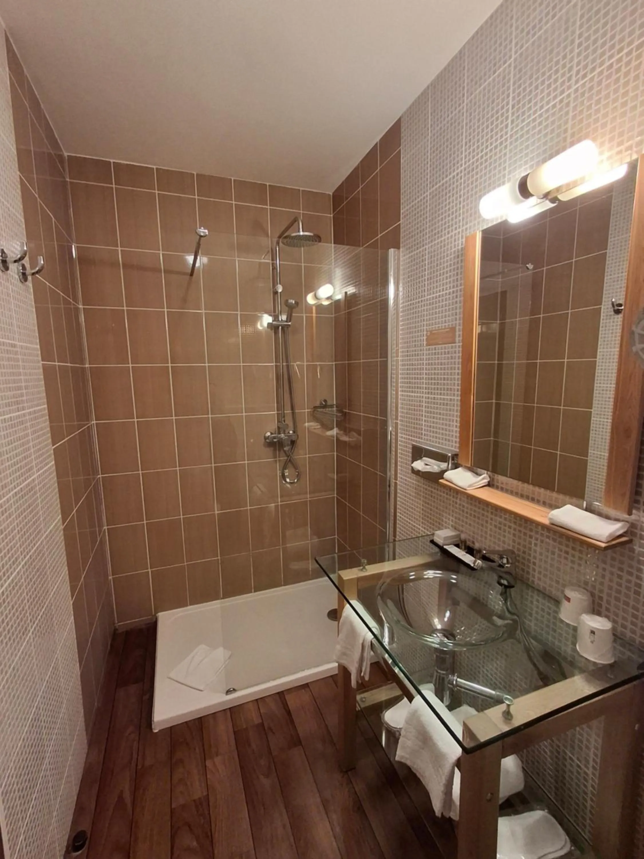 Shower in Hôtel Tour Maje