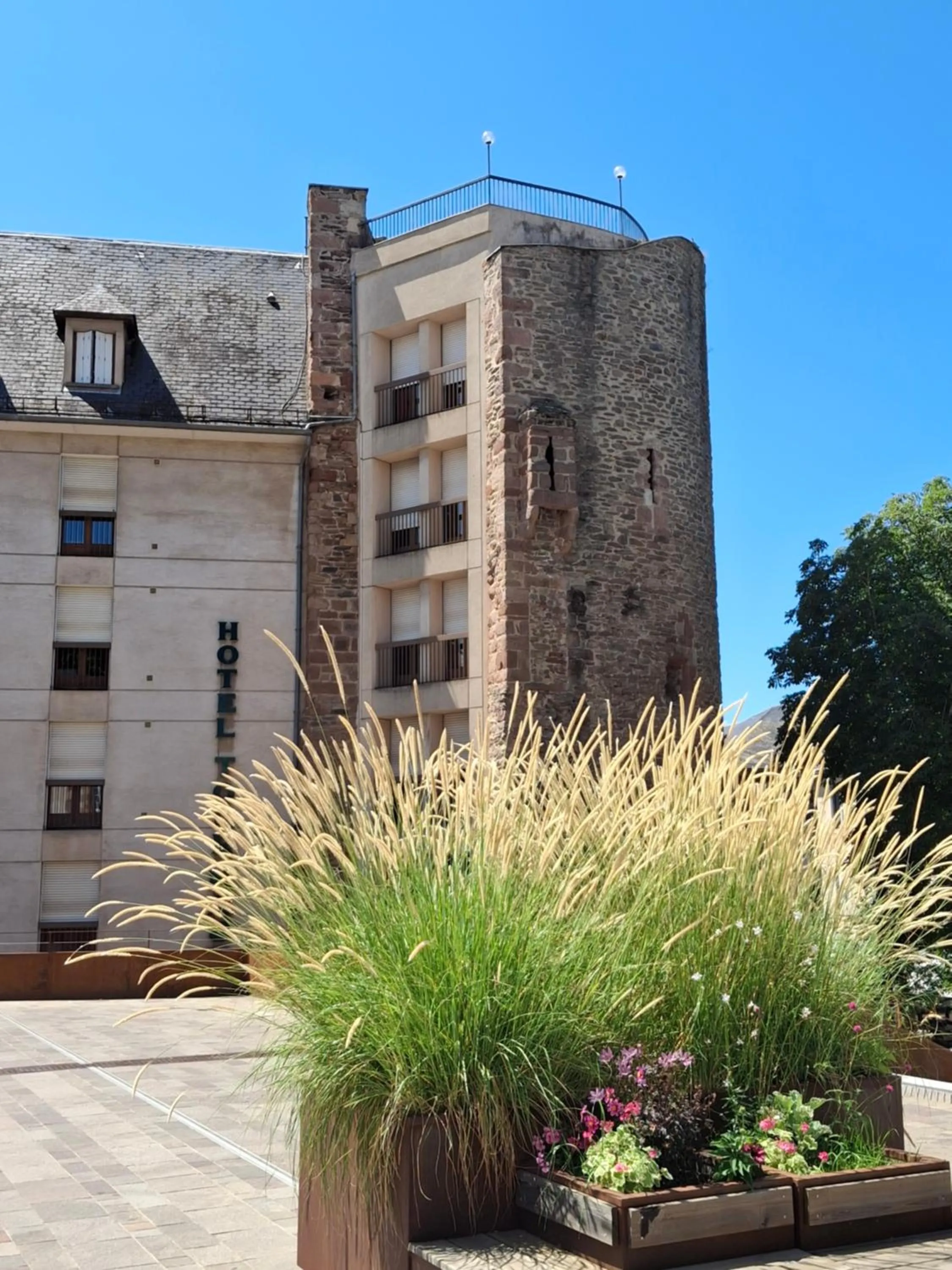Property building in Hôtel Tour Maje