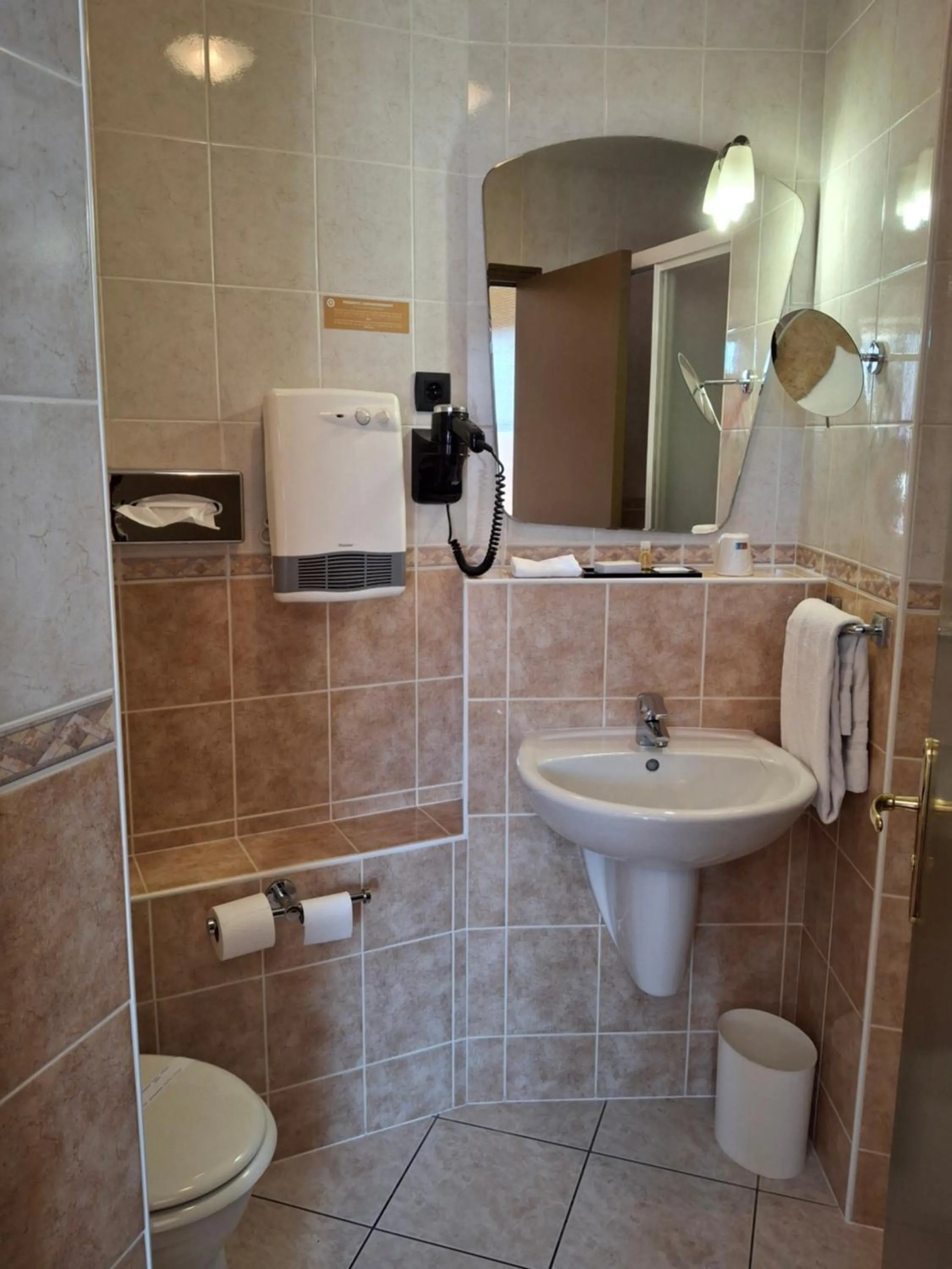 Toilet in Hôtel Tour Maje