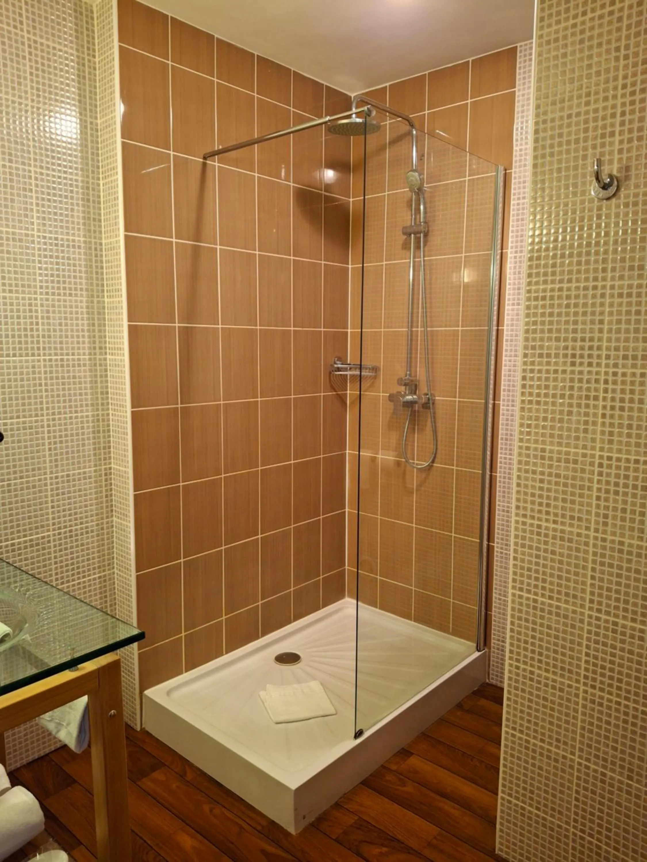 Shower in Hôtel Tour Maje