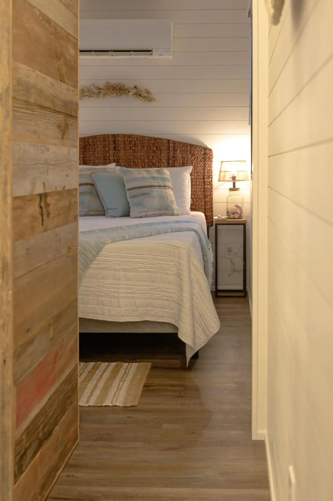 Bed in The Shoreline Container Home 12 min to Magnolia Silos and Baylor