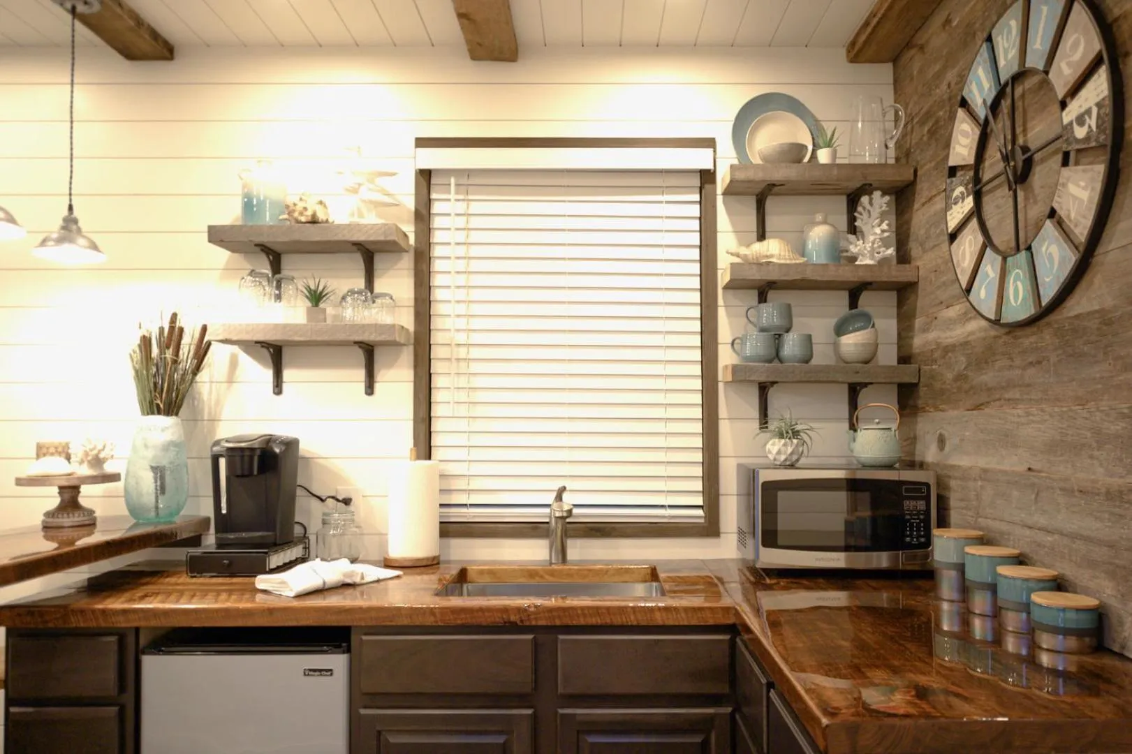 The Shoreline Container Home 12 min to Magnolia Silos and Baylor