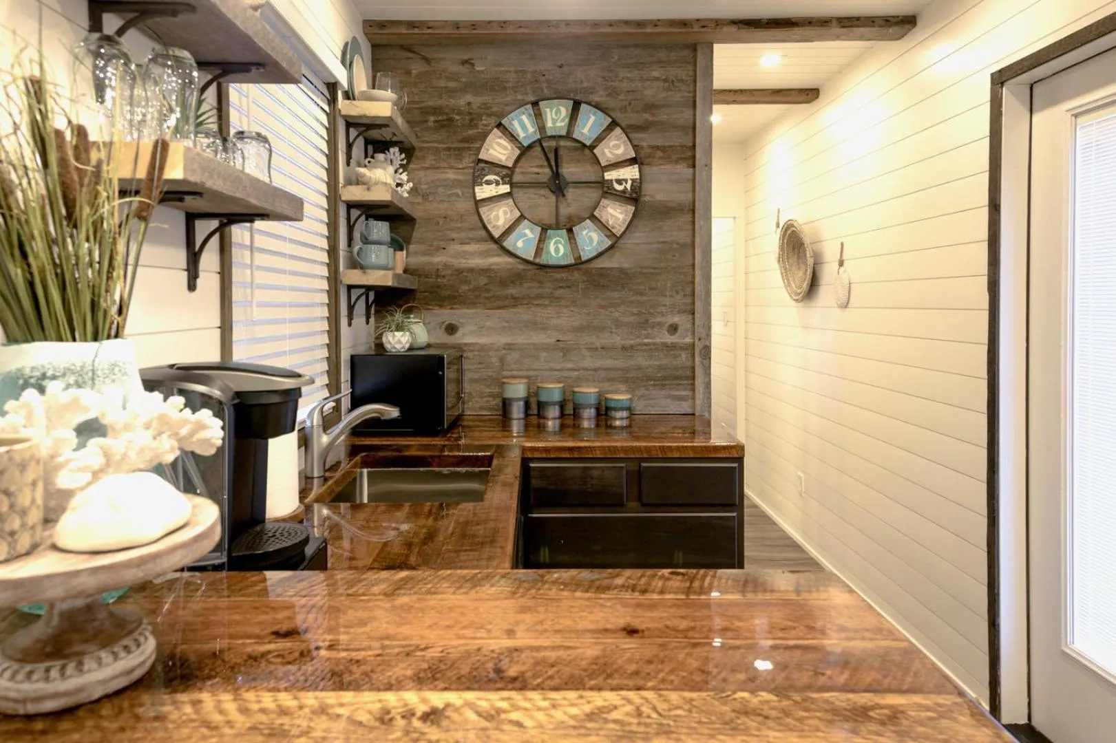 The Shoreline Container Home 12 min to Magnolia Silos and Baylor