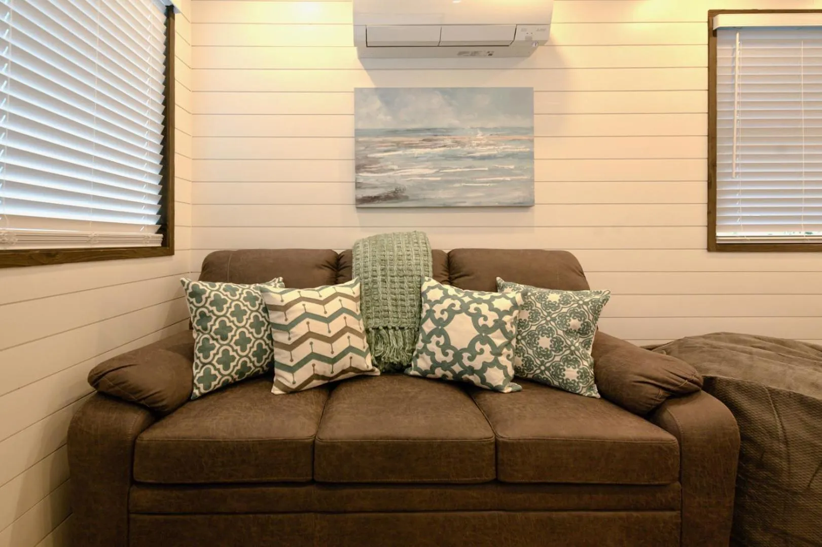 The Shoreline Container Home 12 min to Magnolia Silos and Baylor