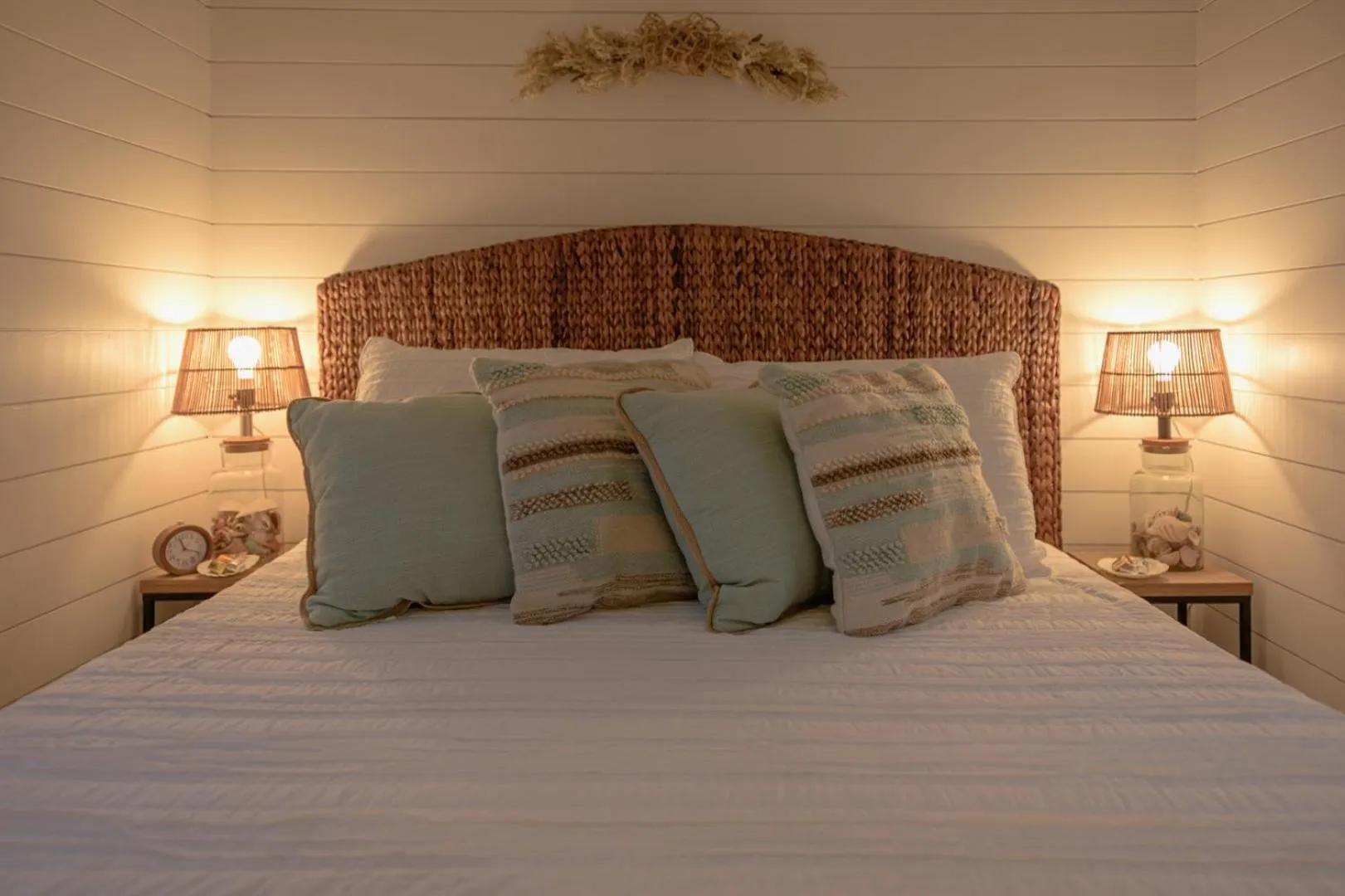 Bed in The Shoreline Container Home 12 min to Magnolia Silos and Baylor