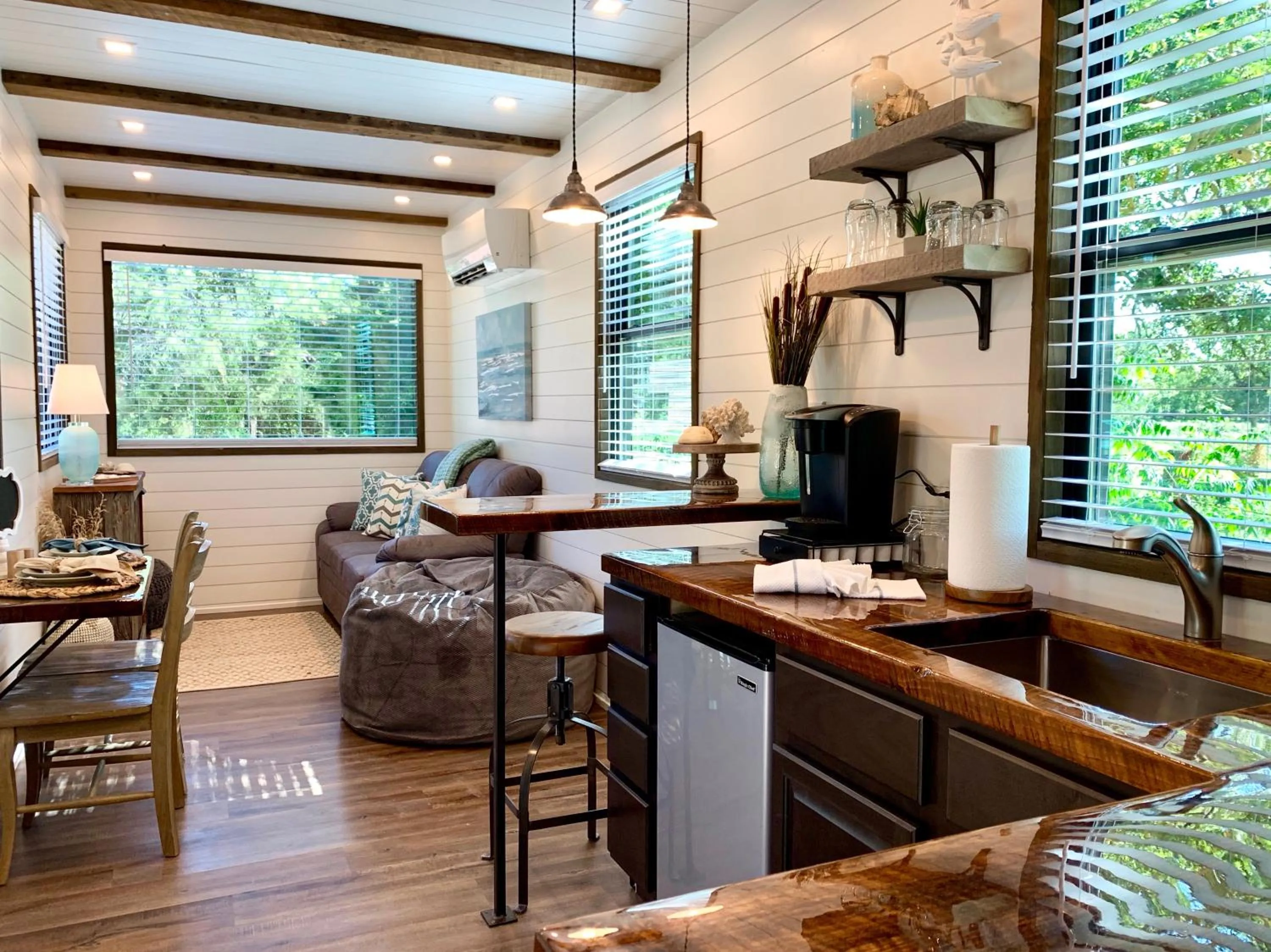 The Shoreline Container Home 12 min to Magnolia Silos and Baylor