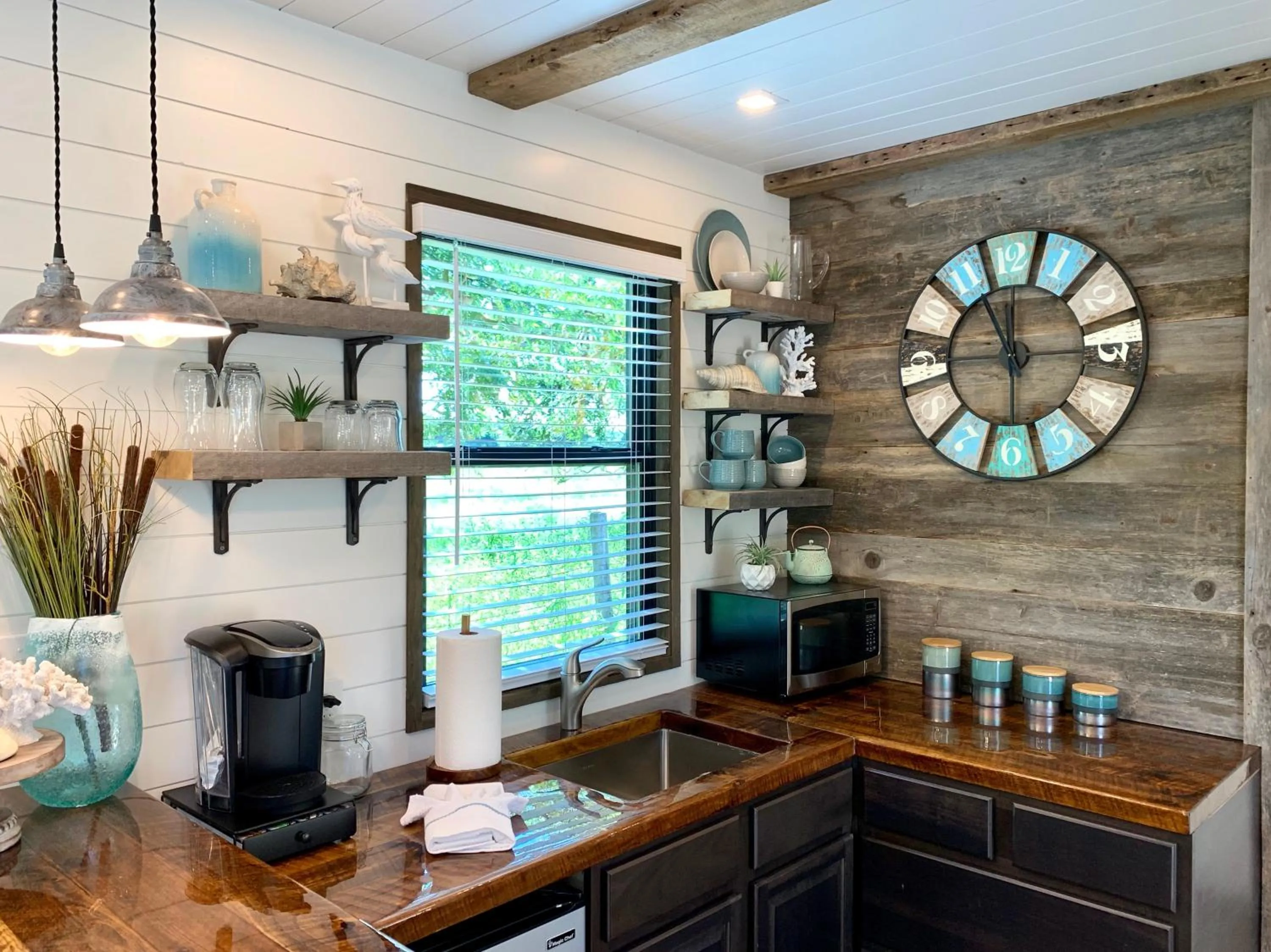 The Shoreline Container Home 12 min to Magnolia Silos and Baylor