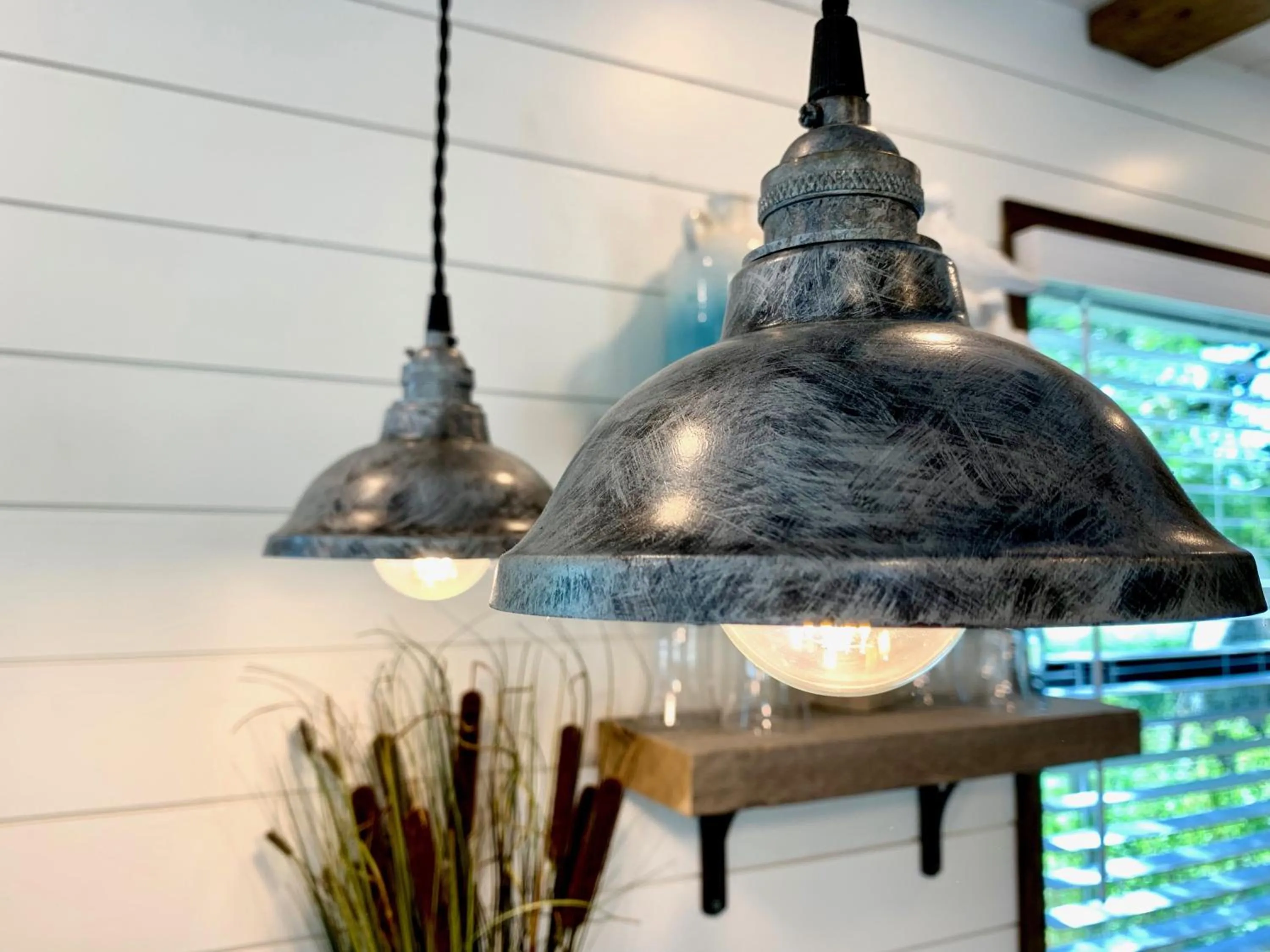 The Shoreline Container Home 12 min to Magnolia Silos and Baylor