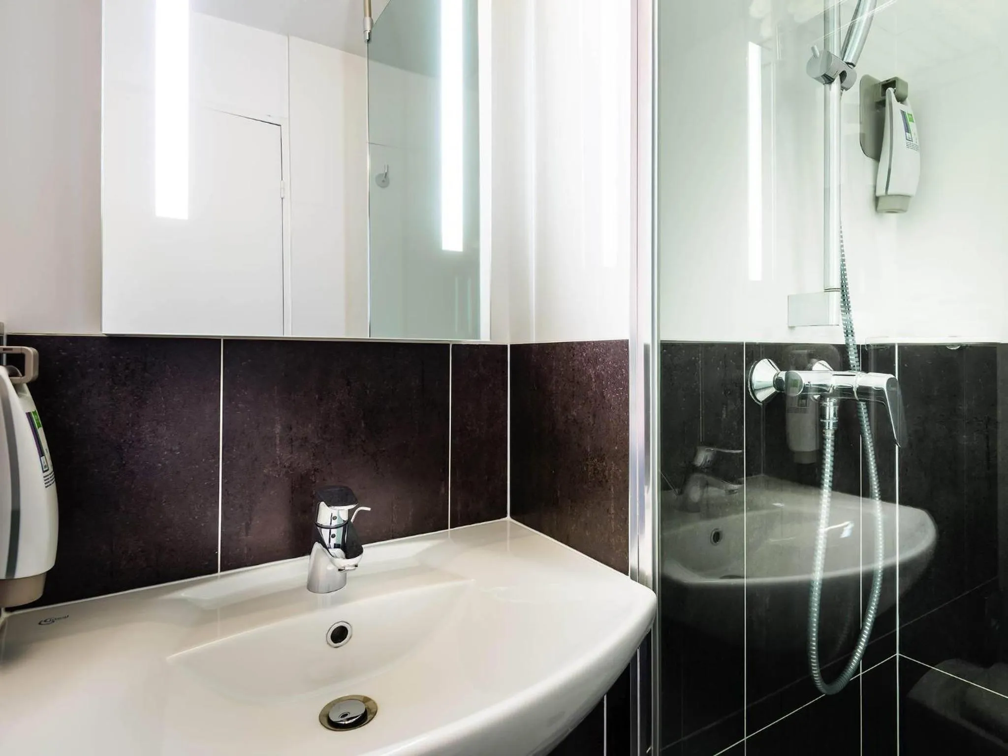 Bedroom in Ibis Styles Reims Centre