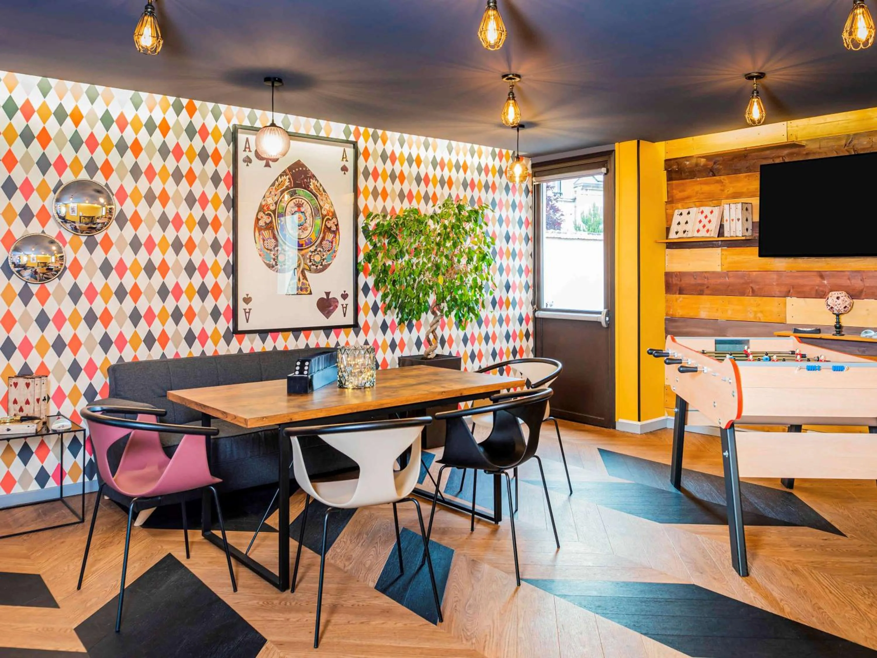 Lounge or bar in Ibis Styles Reims Centre