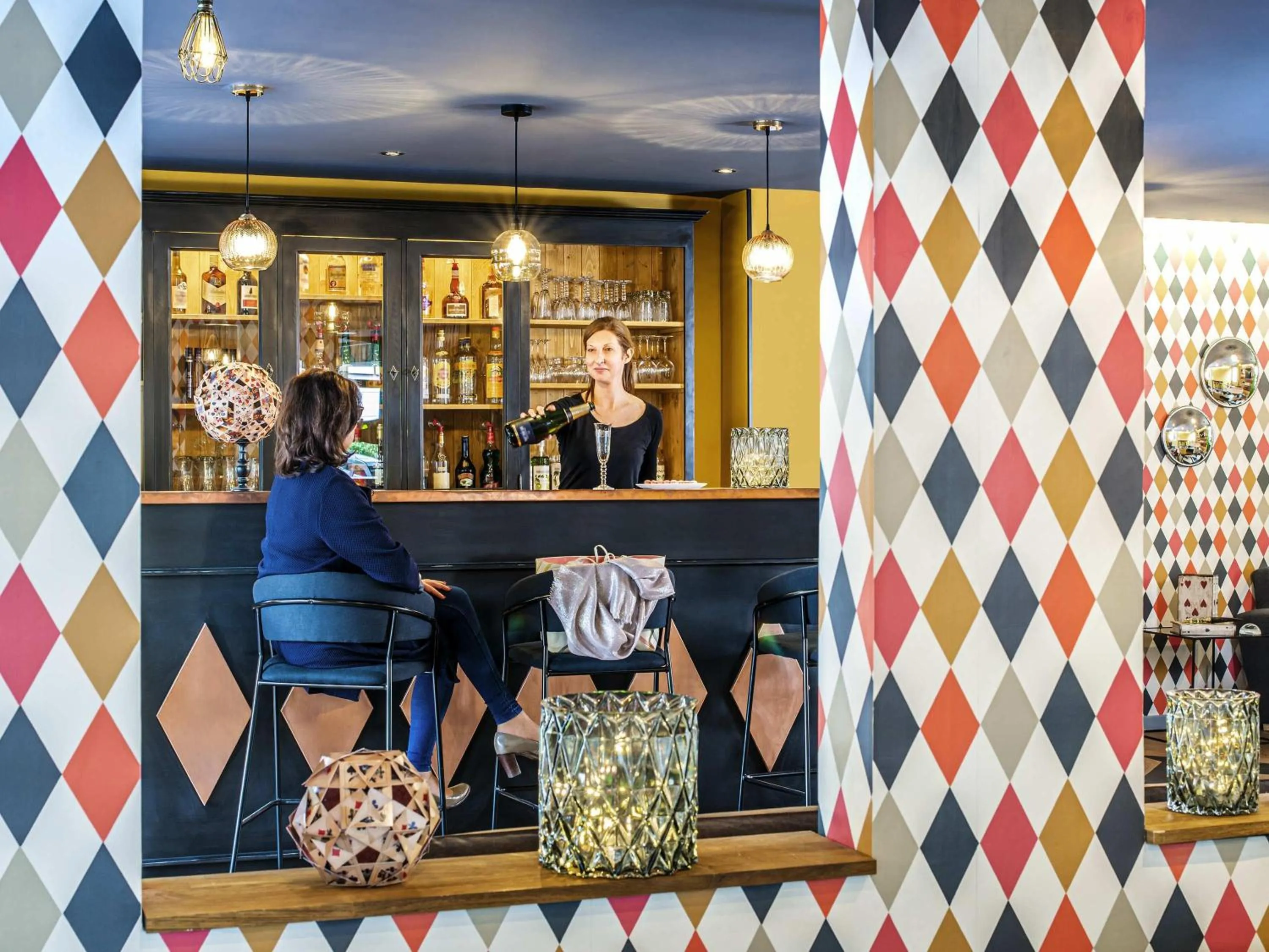 Lounge or bar in Ibis Styles Reims Centre