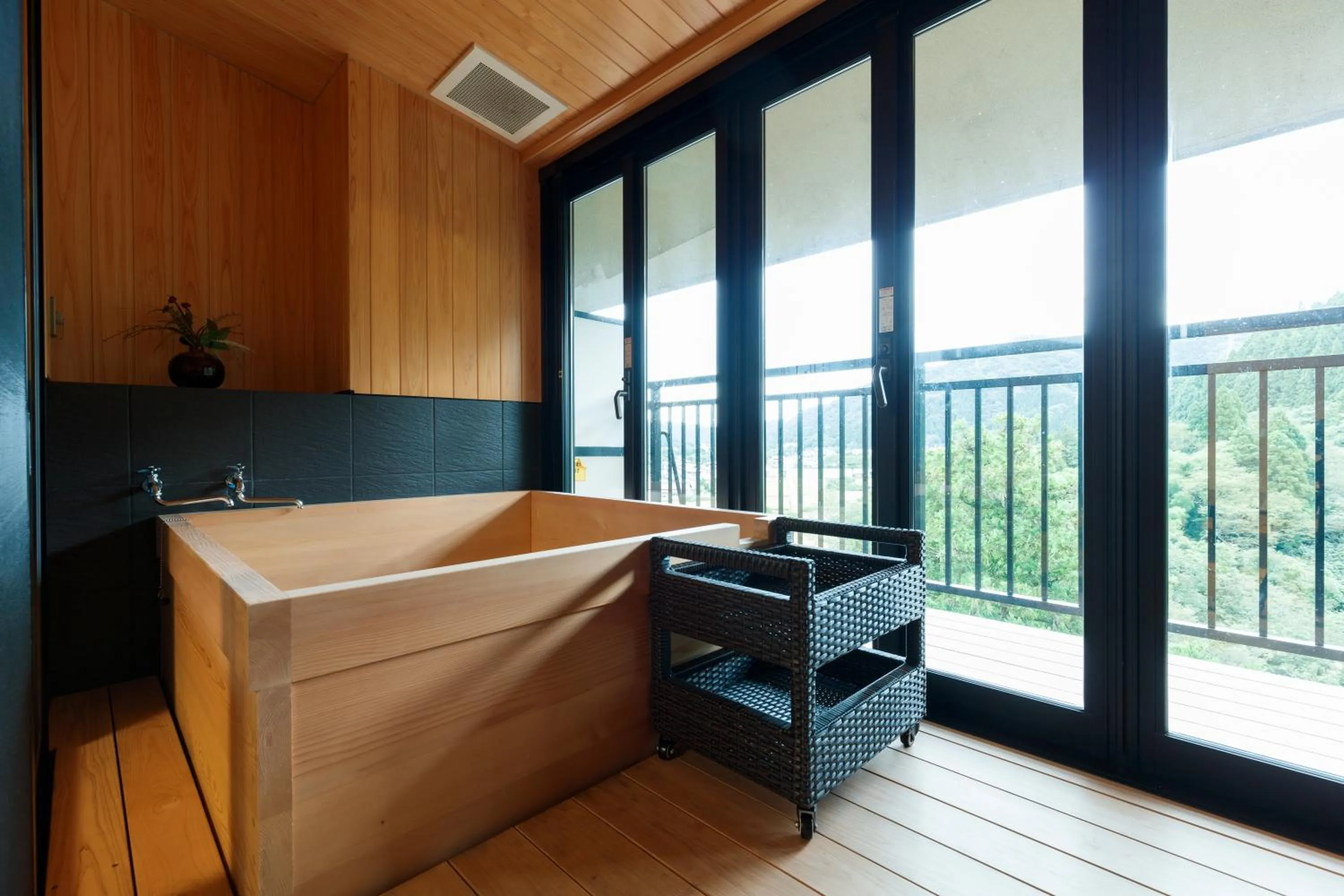 Photo of the whole room in Yamanaka Onsen Hanatsubaki