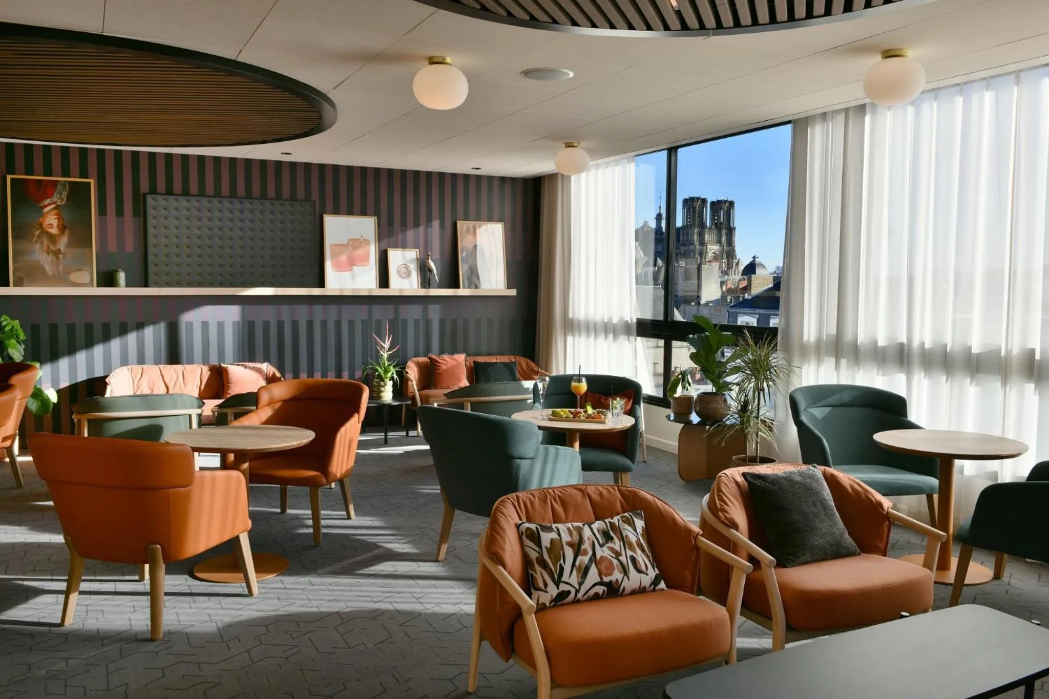 Lounge or bar in Holiday Inn Reims Centre by IHG