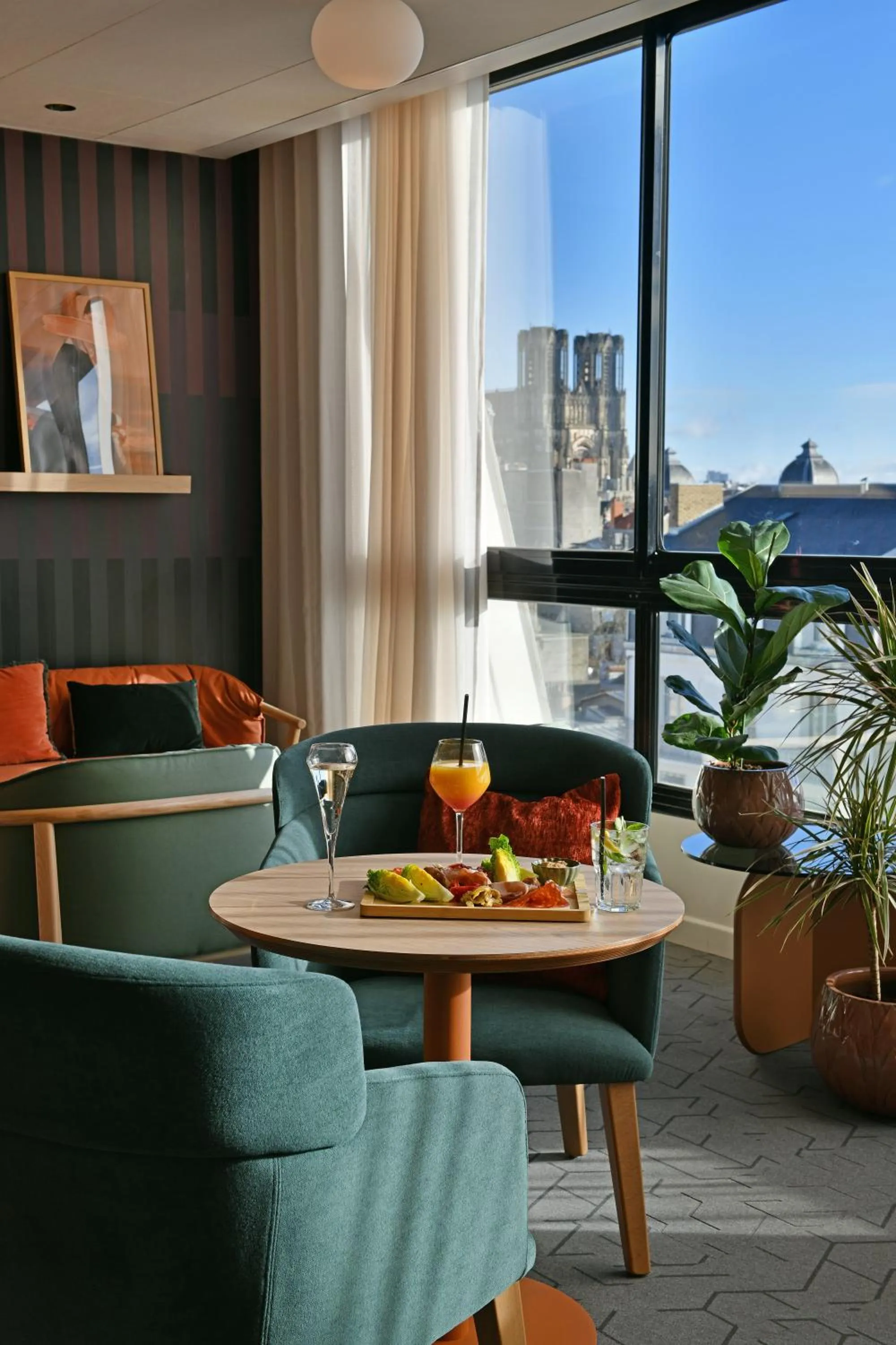 Lounge or bar in Holiday Inn Reims Centre by IHG