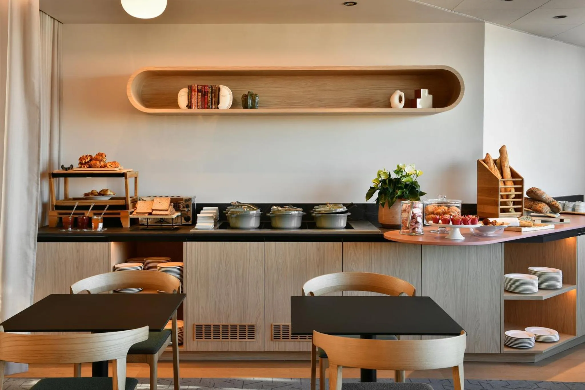 Restaurant/places to eat in Holiday Inn Reims Centre by IHG