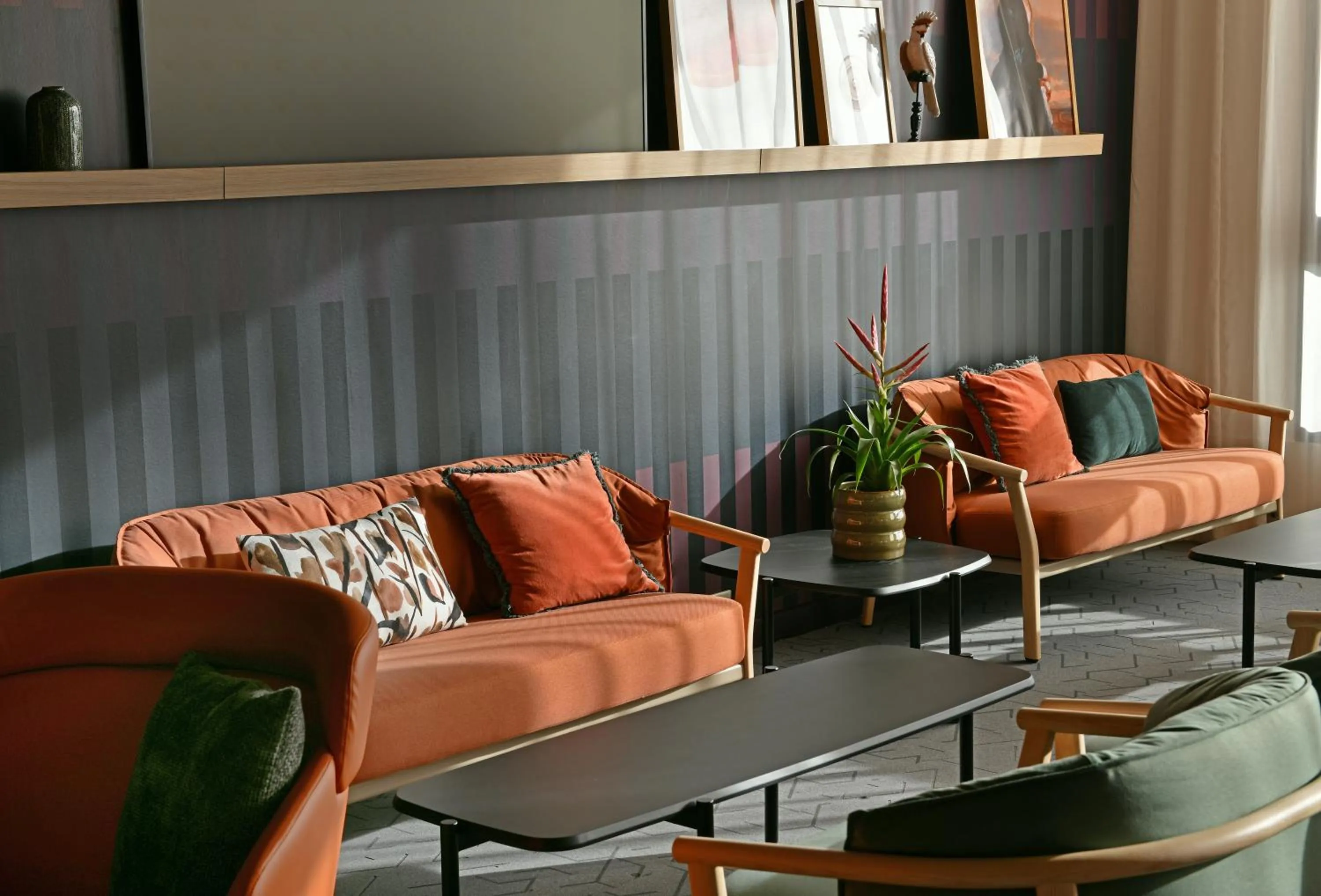 Lounge or bar in Holiday Inn Reims Centre by IHG