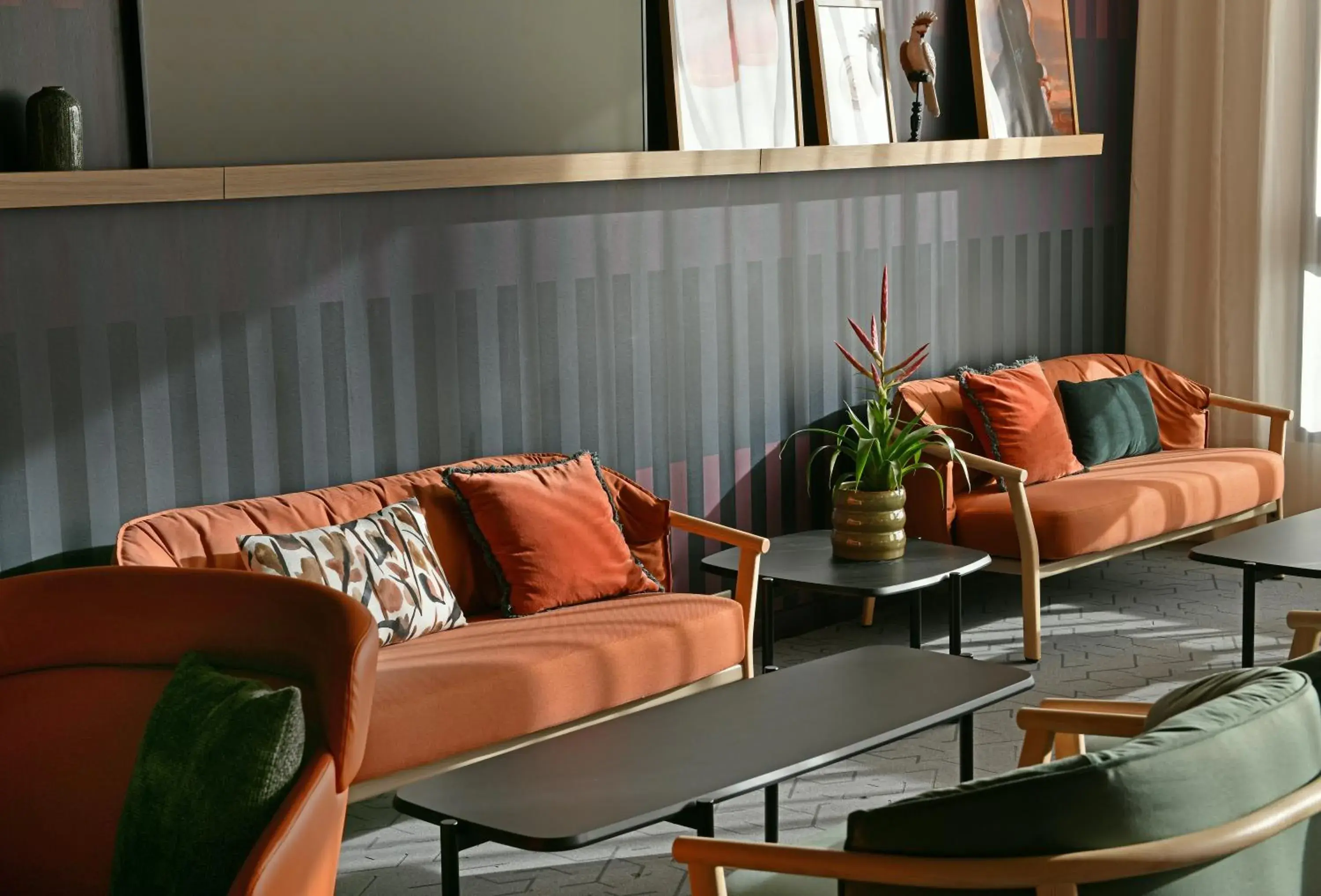 Lounge or bar in Holiday Inn Reims Centre by IHG Lounge or bar in Holiday Inn Reims Centre by IHG