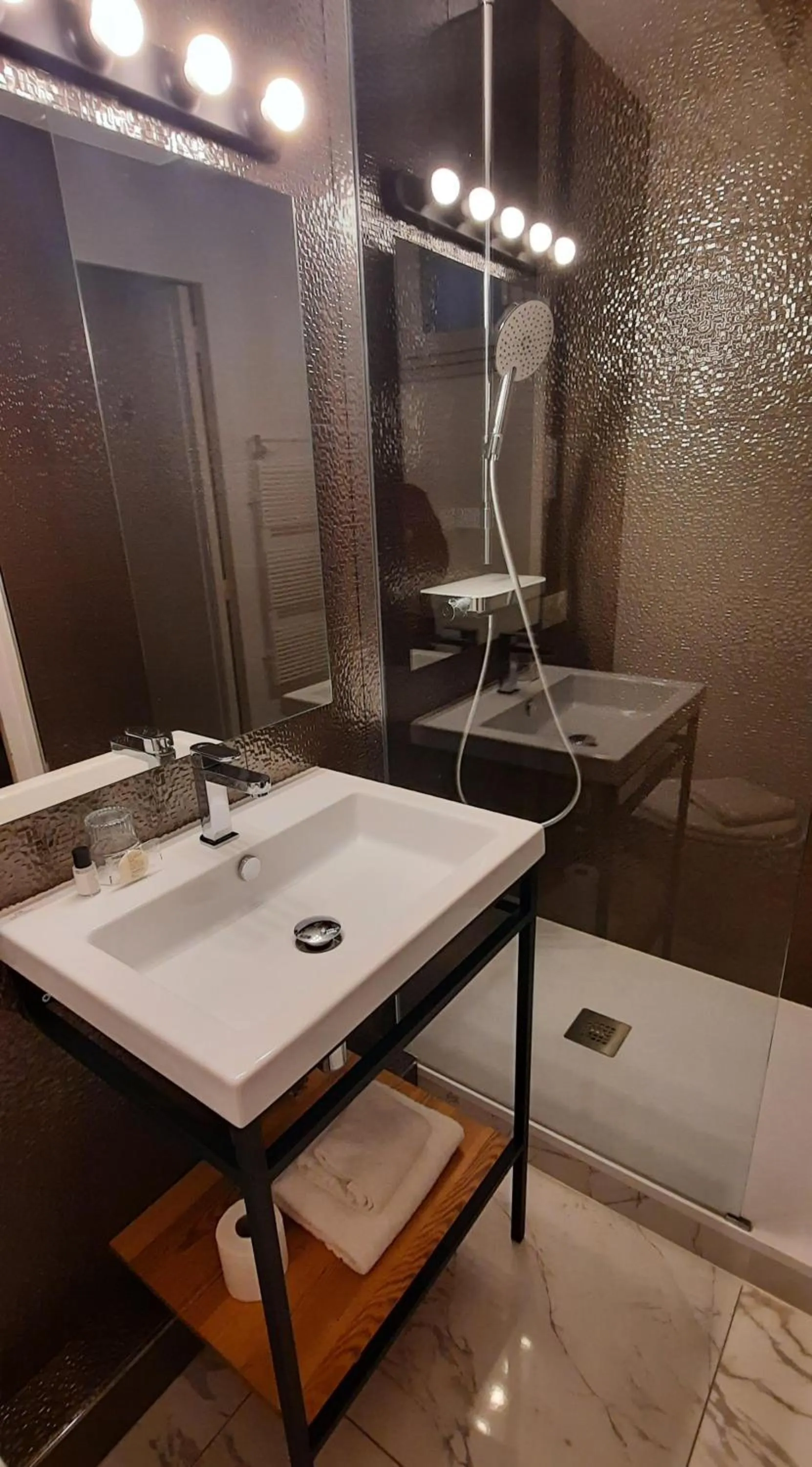 Bathroom in Hôtel de France