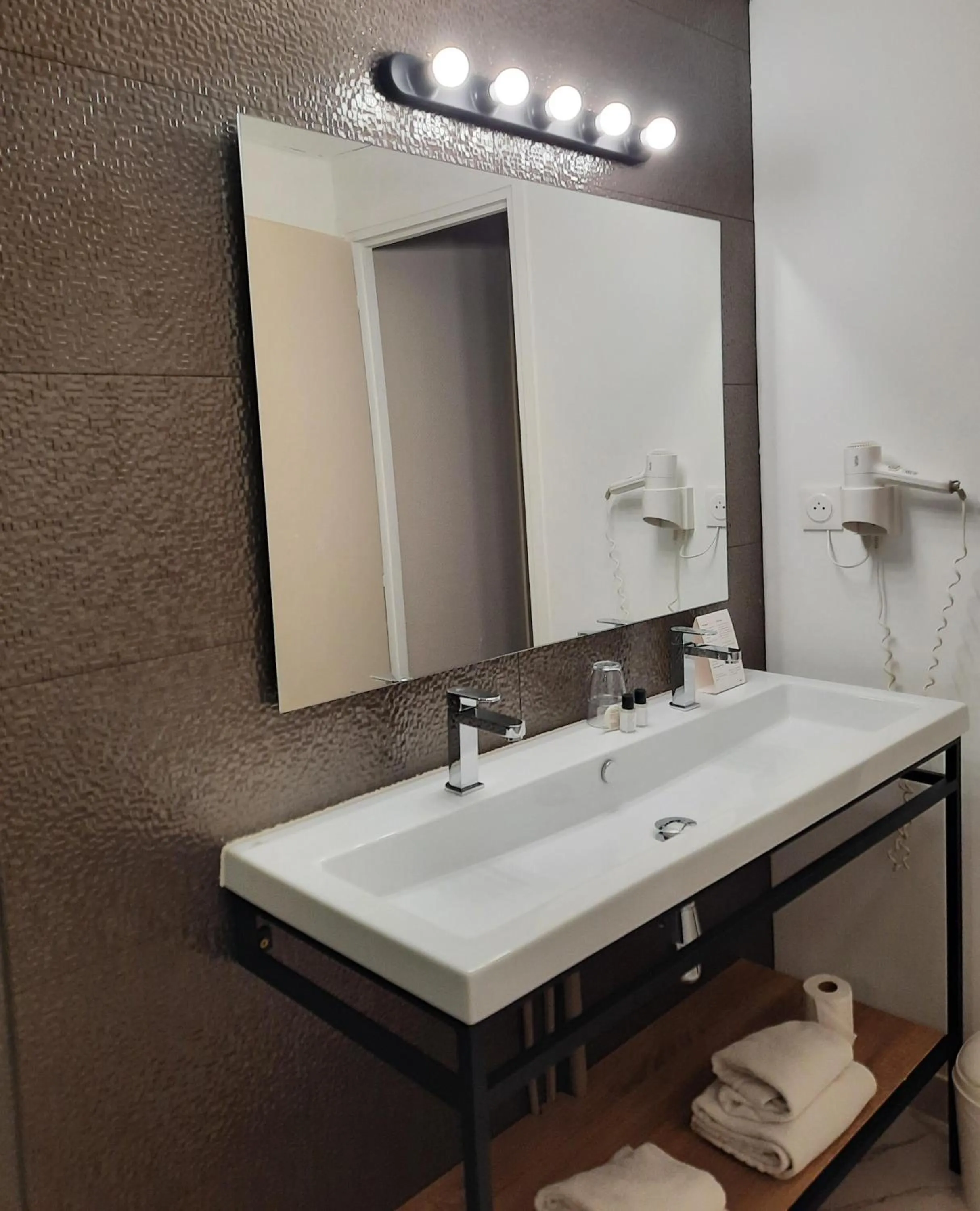 Bathroom in Hôtel de France