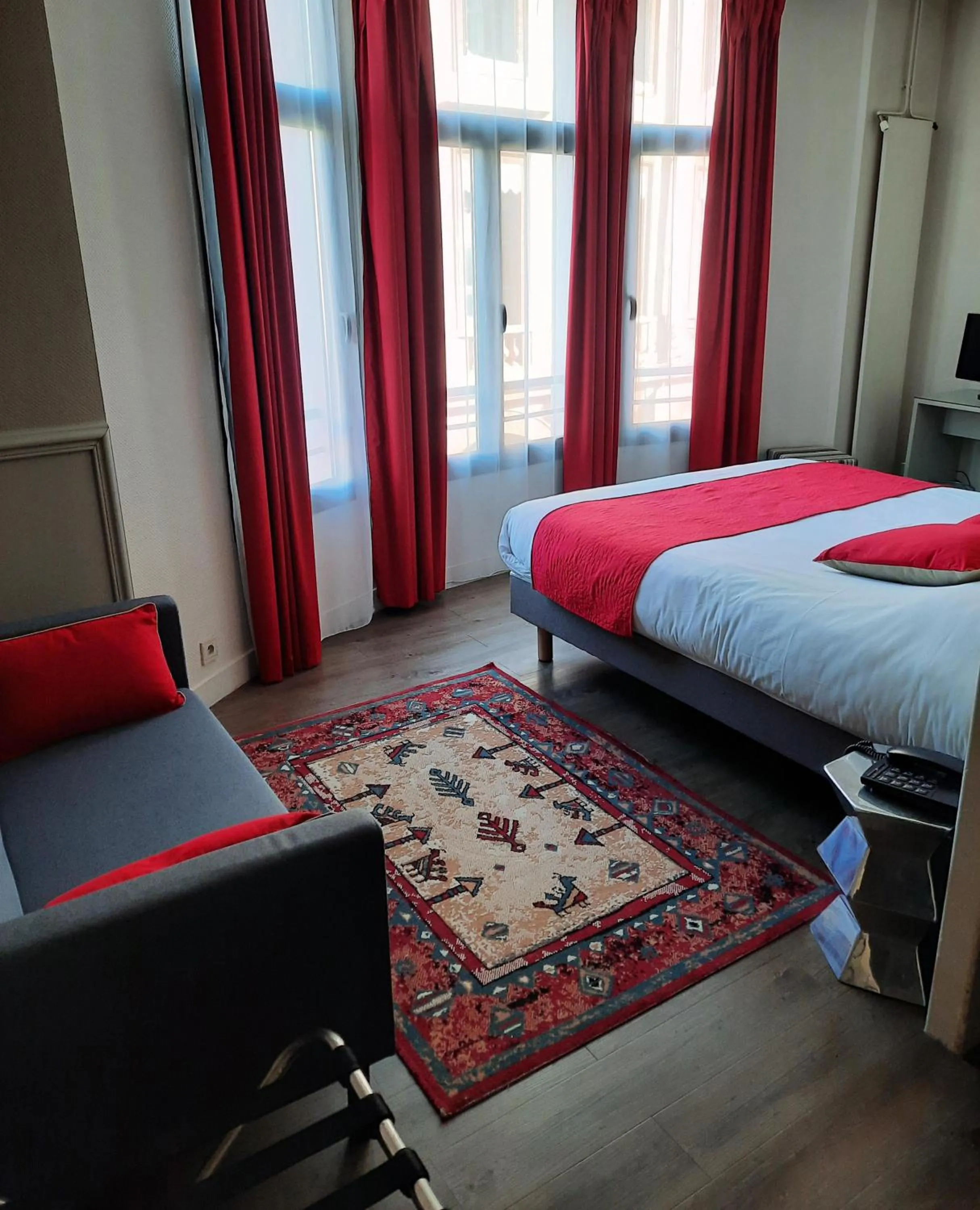 Bedroom, Bed in Hôtel de France