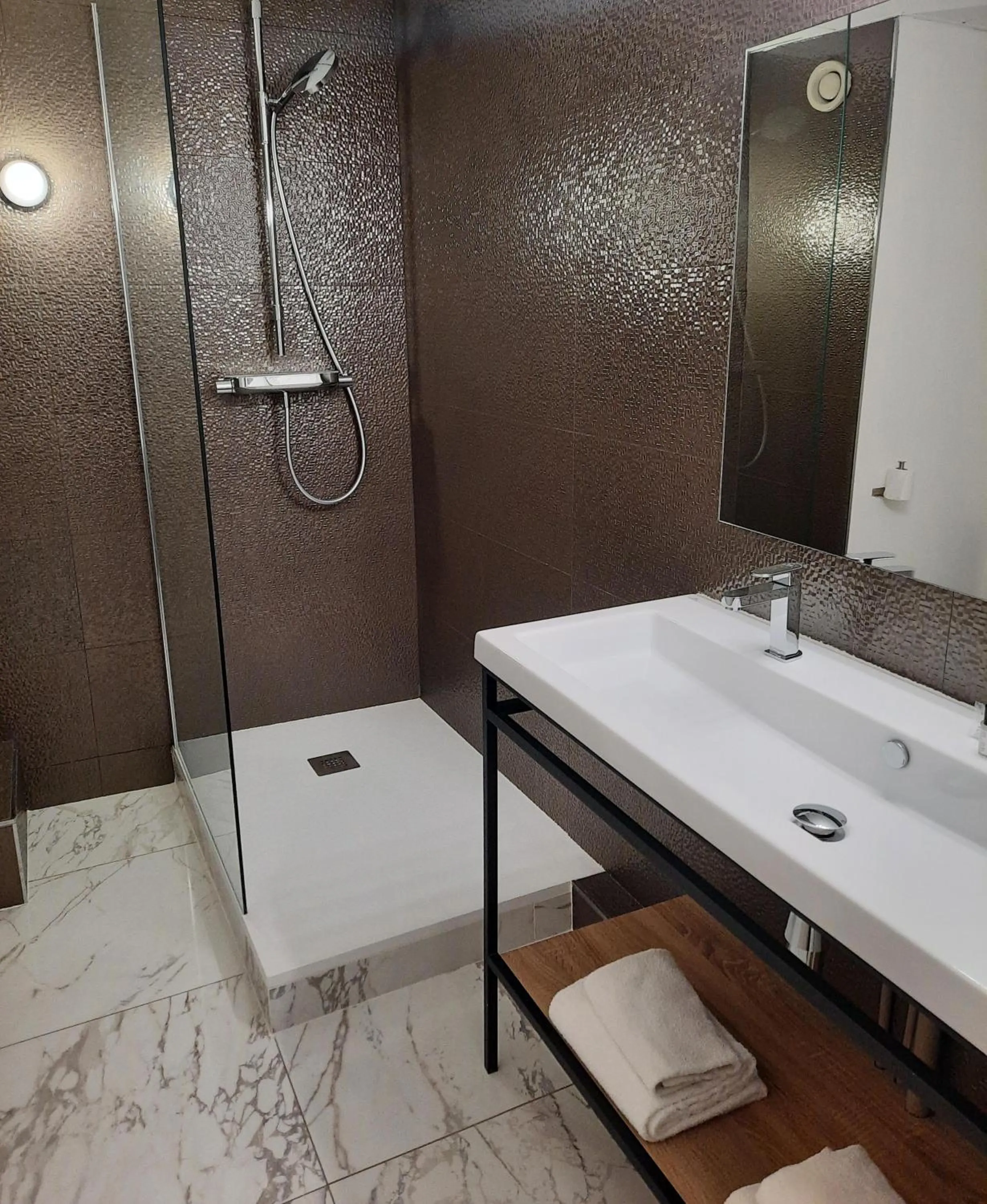 Bathroom in Hôtel de France