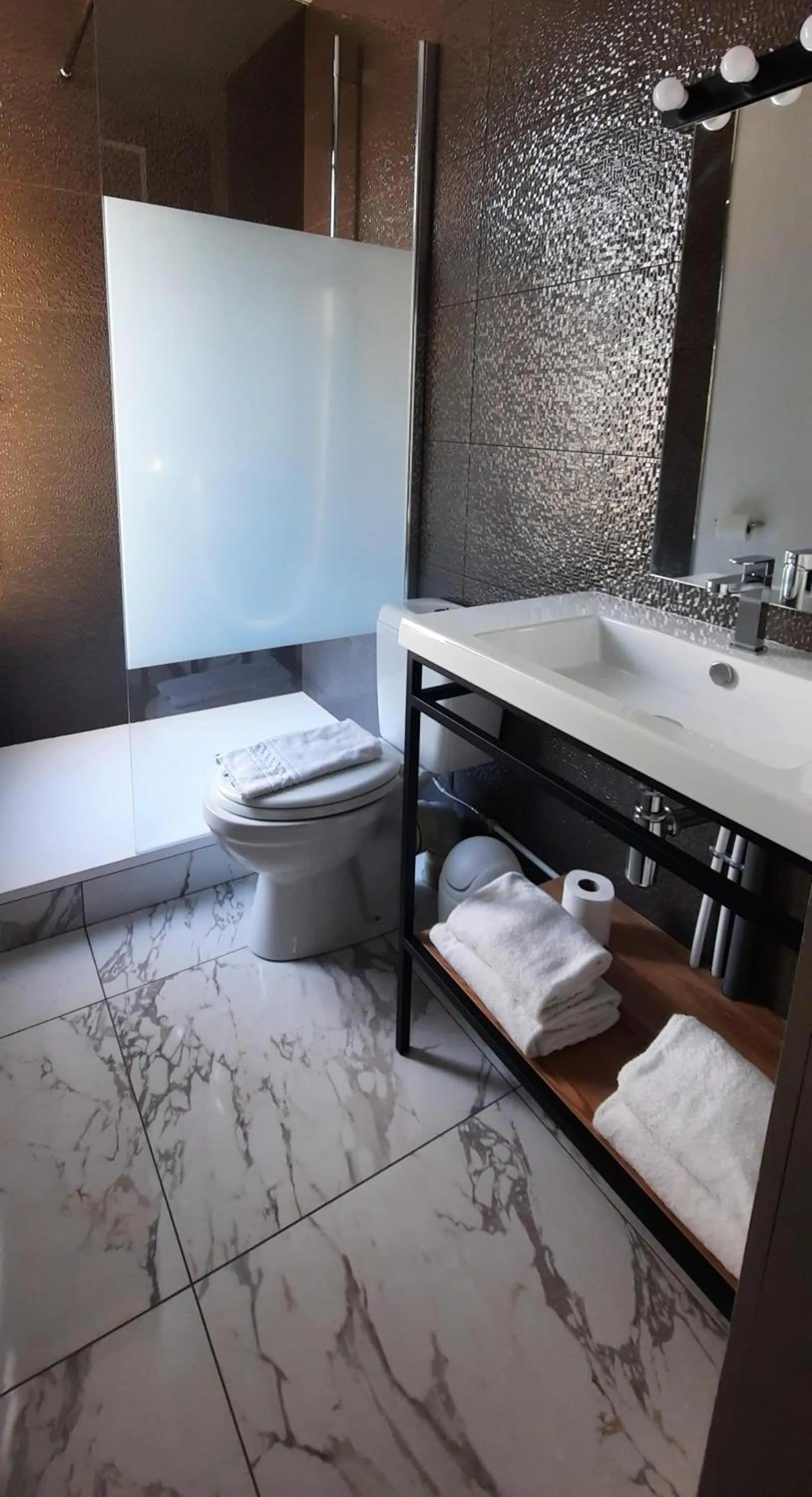 Bathroom, Bed in Hôtel de France