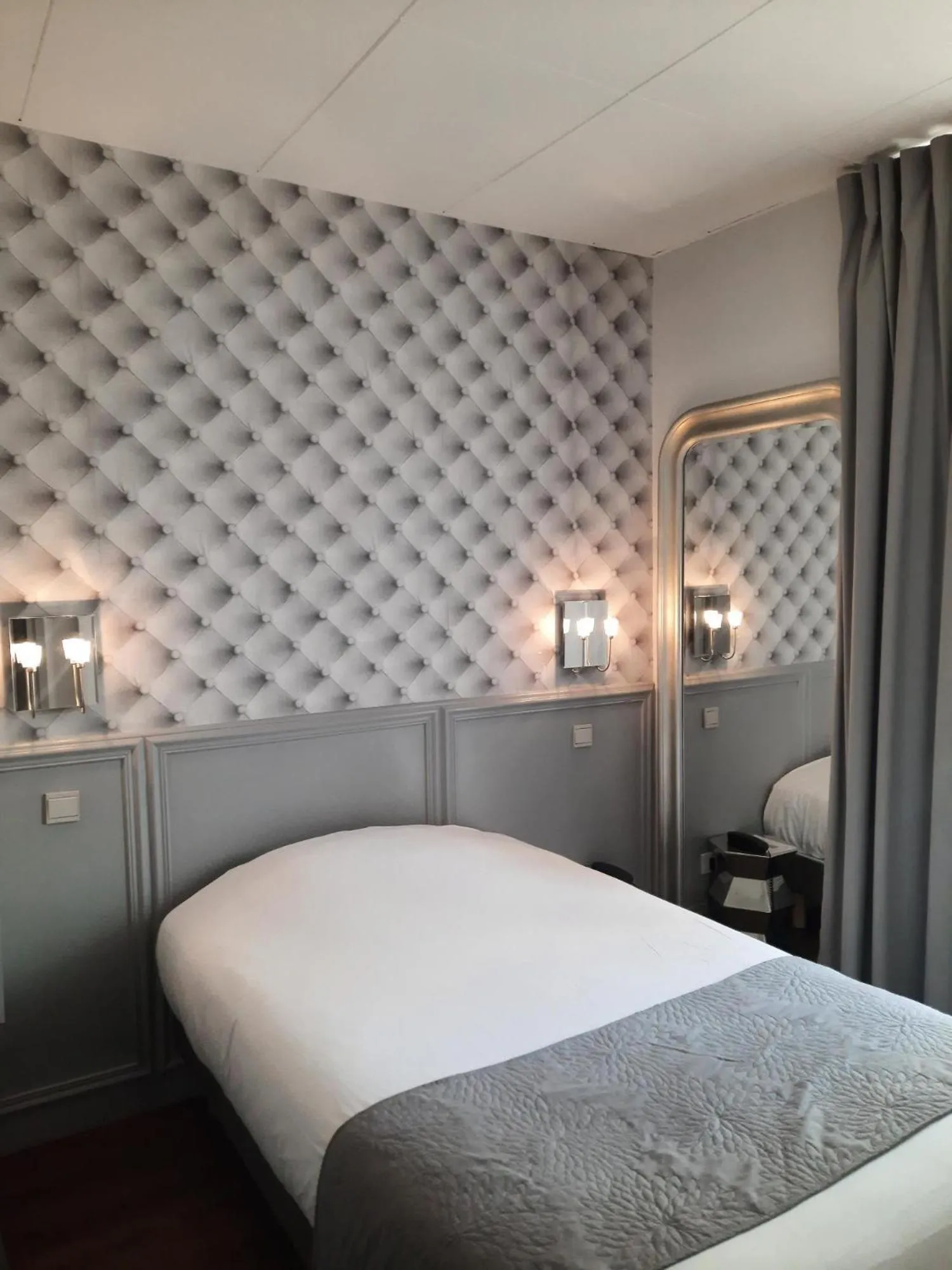 Bedroom, Bed in Hôtel de France